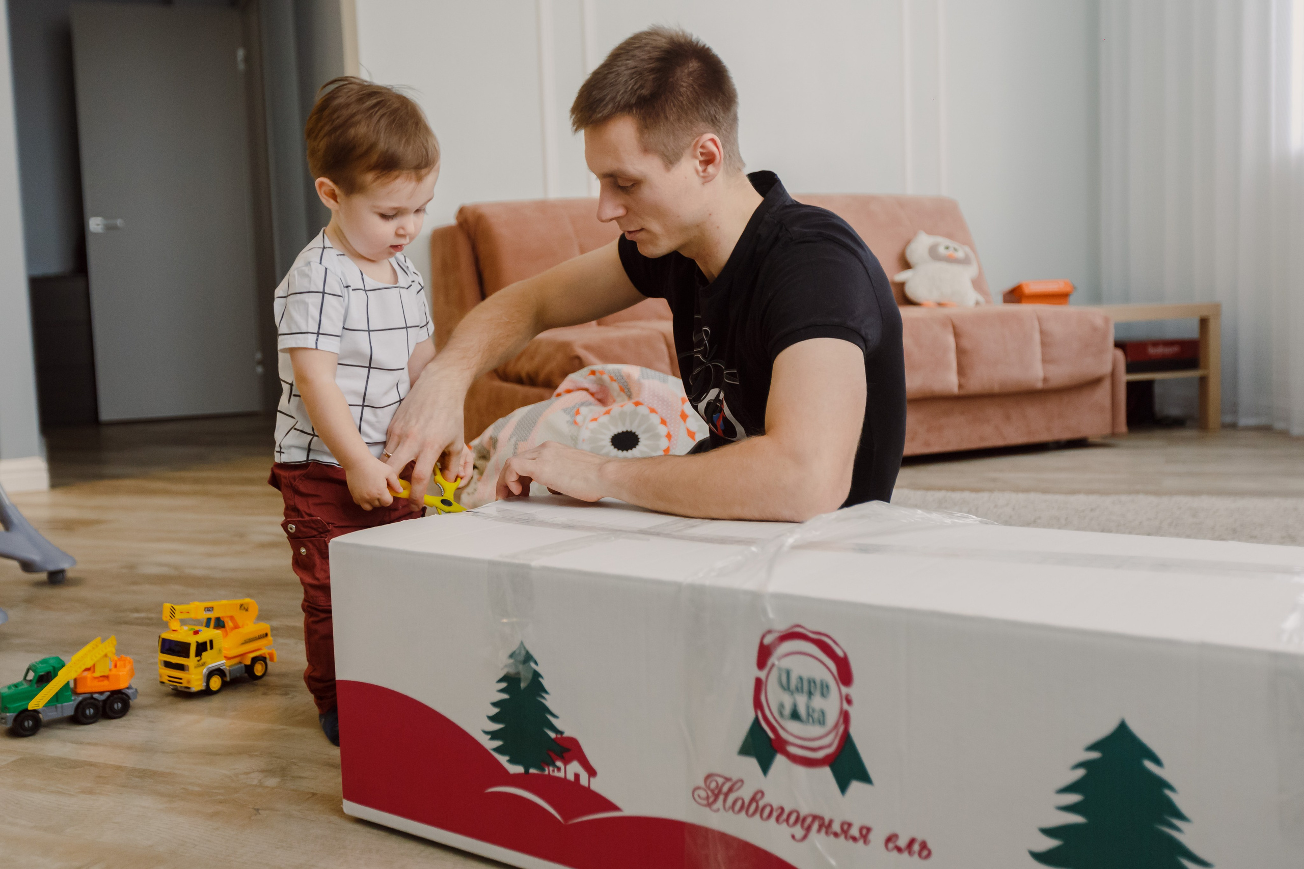 Padres con niños preparando galletas en casa. Fotógrafo de retrato, familia y reportajes en Valencia | España | Europa Vitalii Lumier