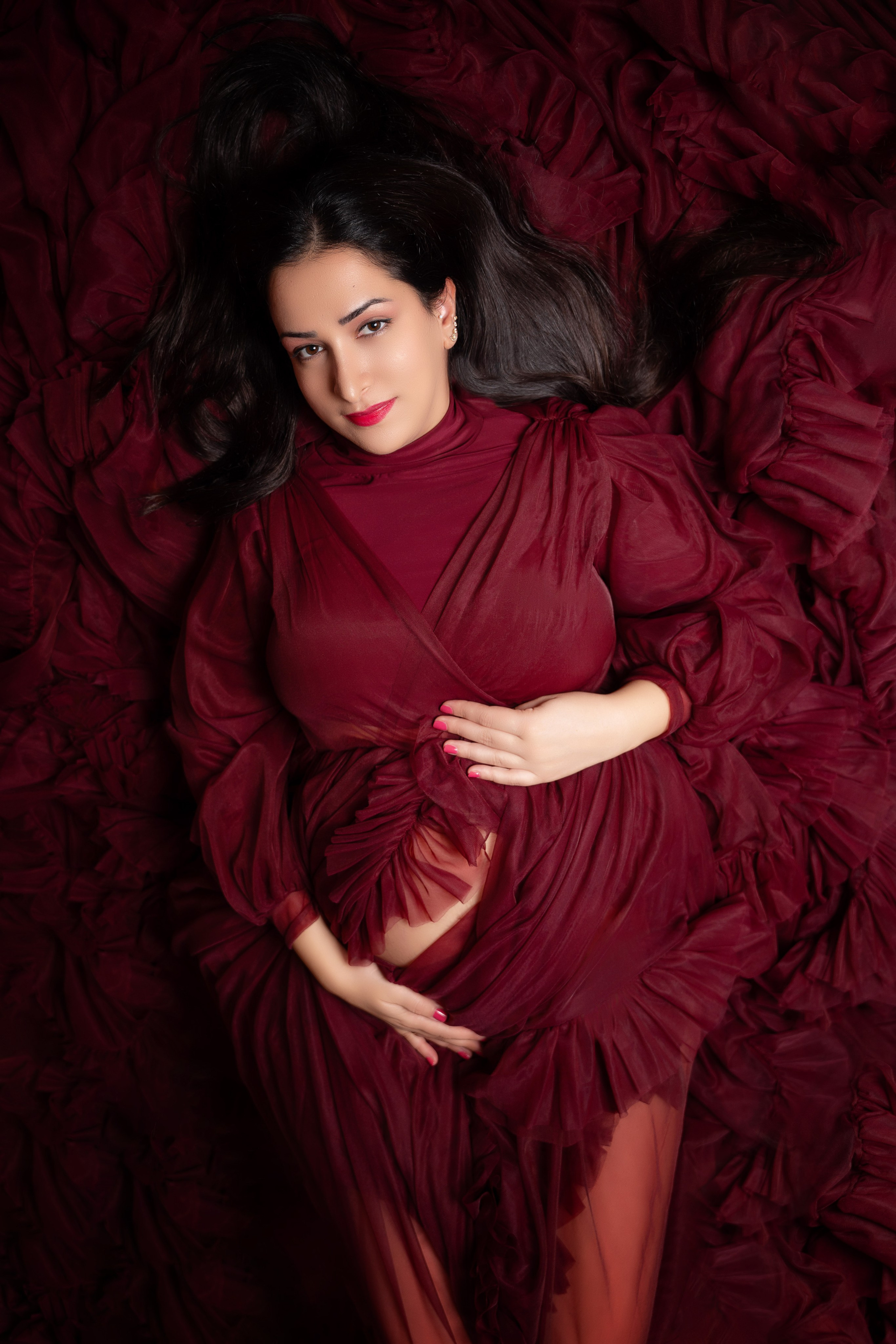 Der Moment der Verbindung - eine schwangere Frau hält zärtlich ihren Bauch und spürt die Gegenwart ihres Babys