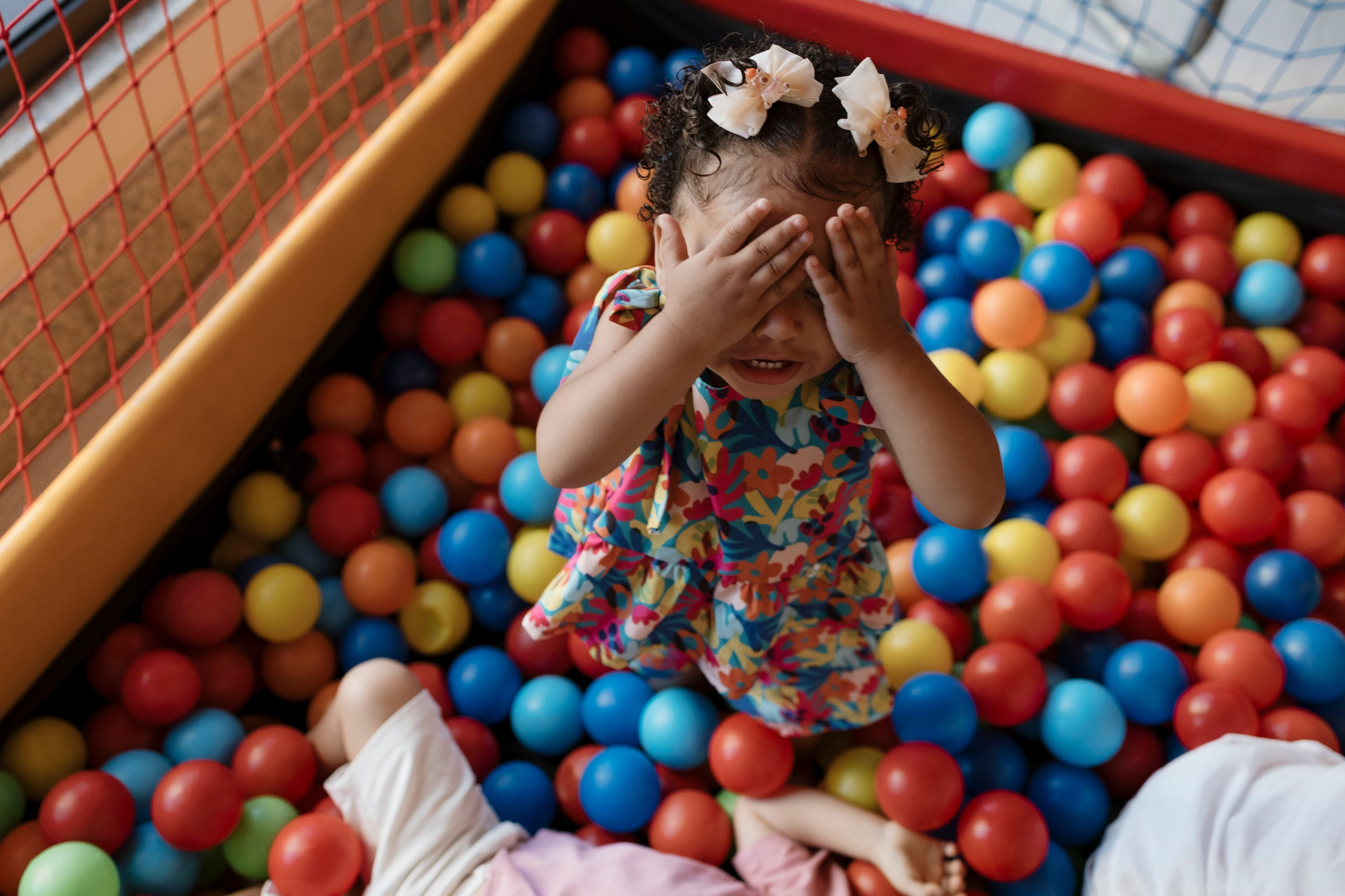 Brincadeira em piscina de bolinhas em festa de 2 anos