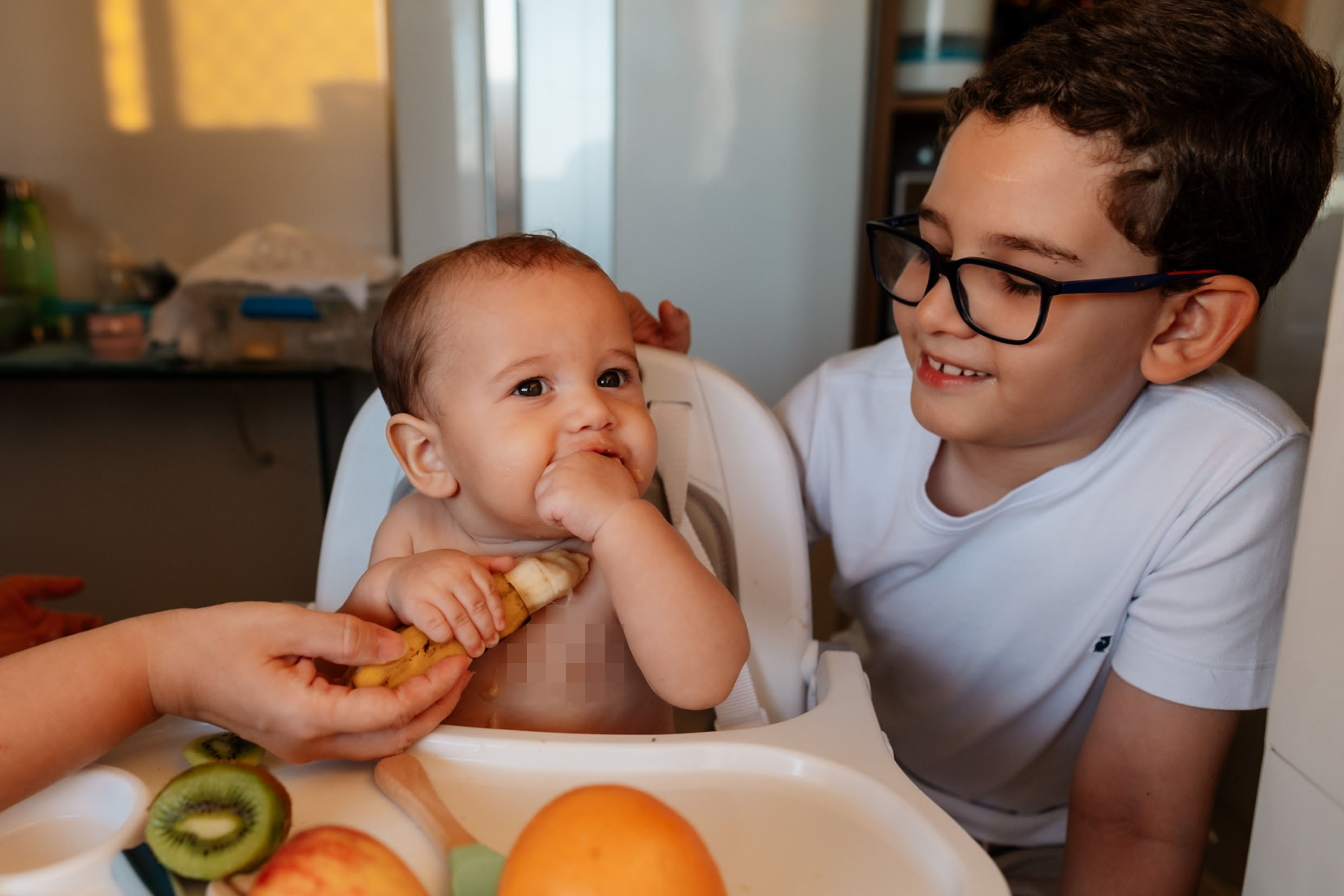 Momento de refeição do bebê registrado em casa.