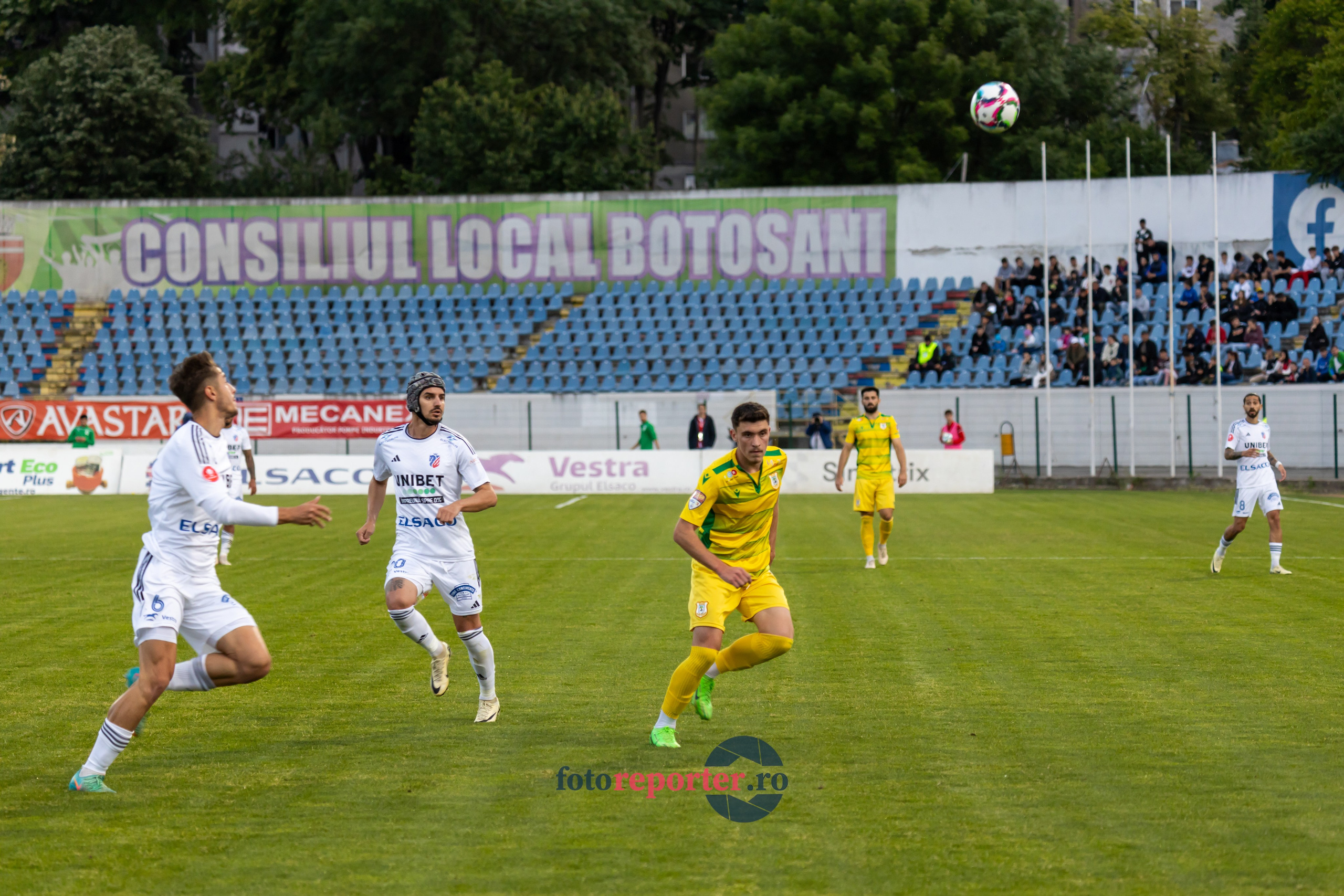 Galerie Foto: FC Botoșani vs. CS Mioveni - Pe 17 mai 2024, am fost martorii unei partide incredibile între FC Botoșani și CS Mioveni, în prima manșă a barajului pentru evitarea retrogradării. În fața unui stadion plin de emoție și speranță, echipa noastră a obținut o victorie importantă, cu un gol marcat de Aldair în minutul 93. 💪 *FC Botoșani 1-0 CS Mioveni*⚽️ Urmăriți momentele cheie ale meciului și bucuria suporterilor în această galerie foto! Pregătiți-vă pentru meciul de retur de pe 24 mai, când vom lupta din nou pentru a rămâne în prima ligă.#FCBotoșani #CSMioveni #BarajRetrogradare #ForzaBotoșani 