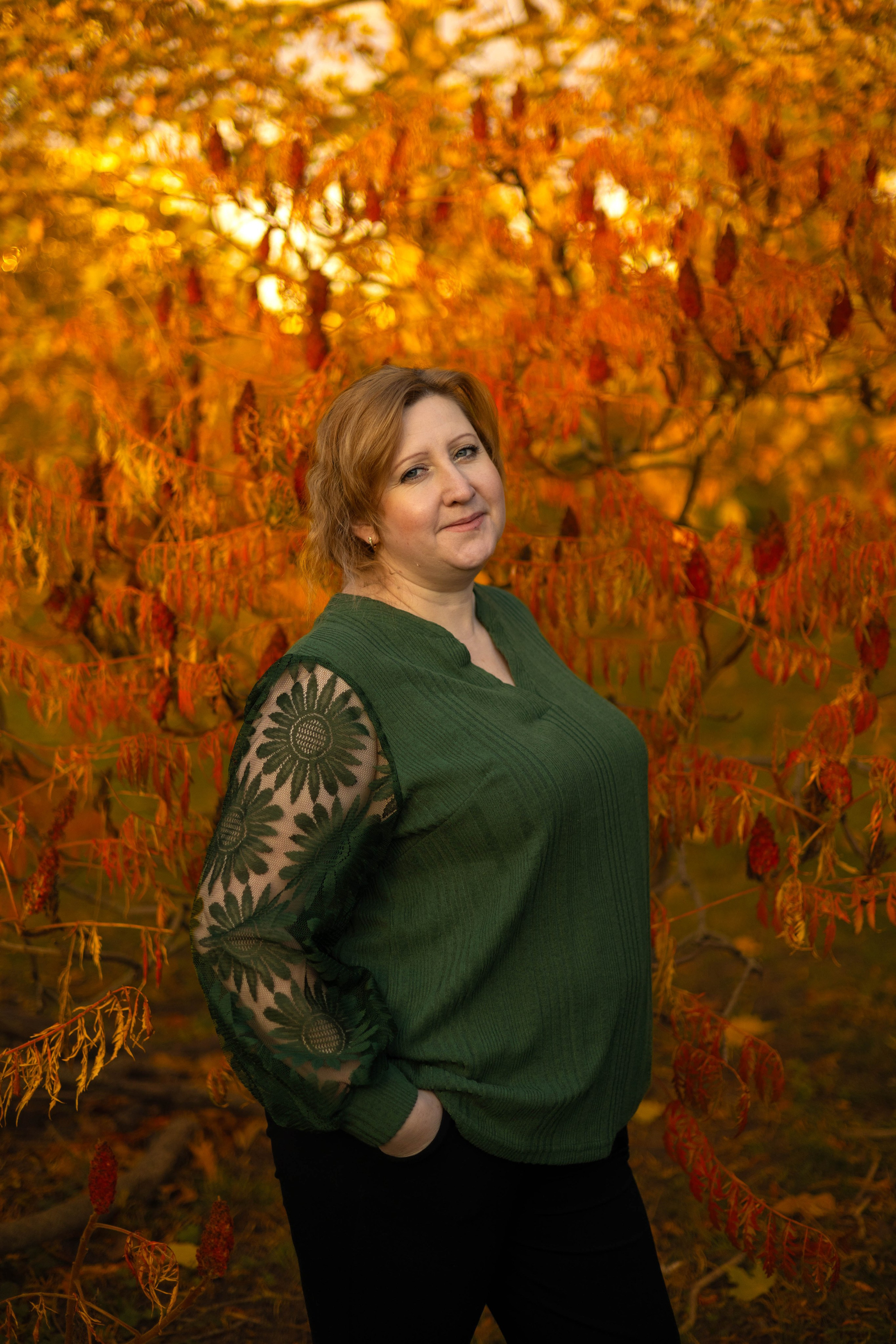 Осенняя фотосессия в парке — девушка наслаждается солнечным светом.