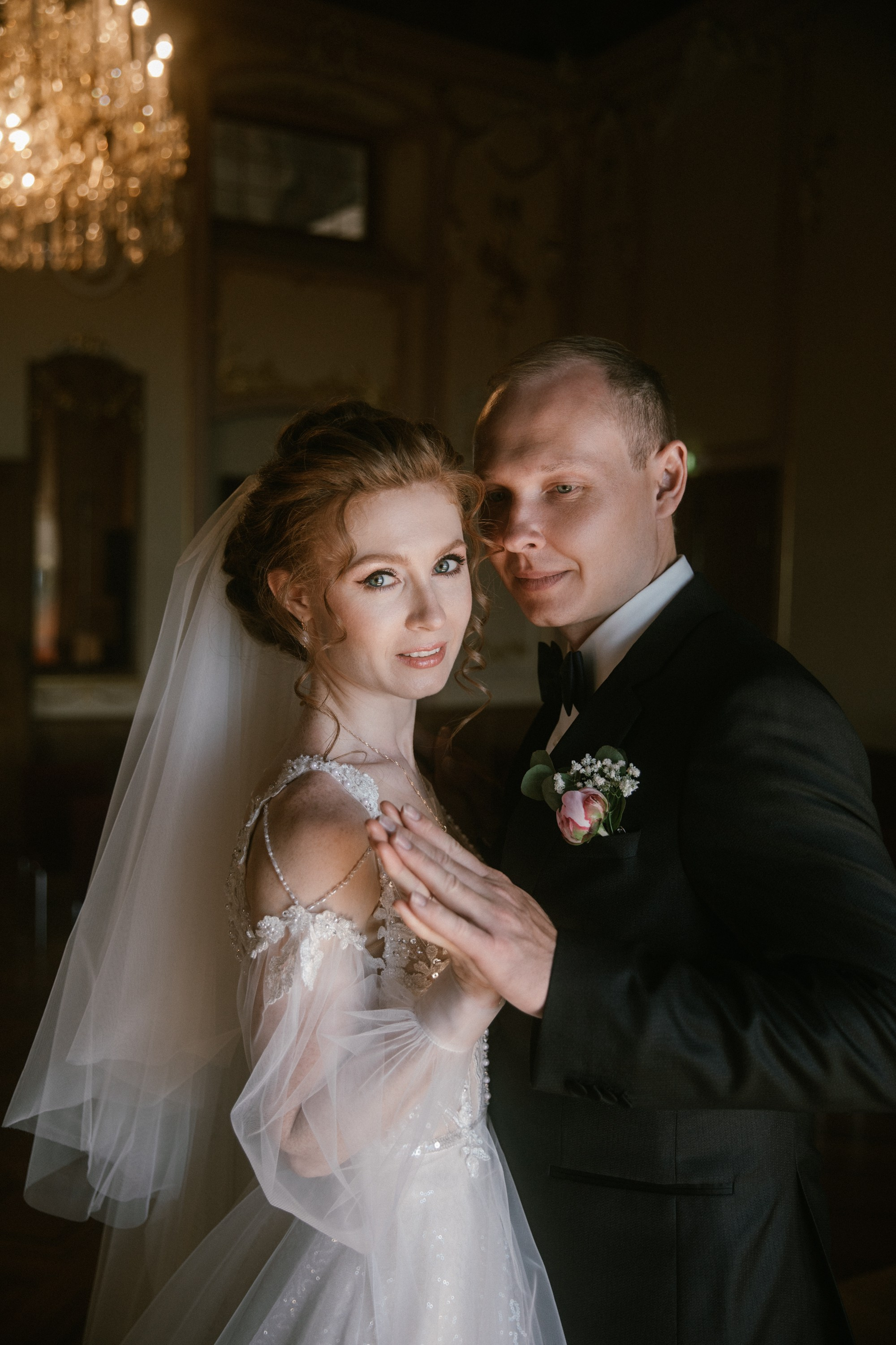 Braut und Bräutigam tanzen im Kronleuchterlicht – Hochzeit am Bodensee im Schloss Meersburg