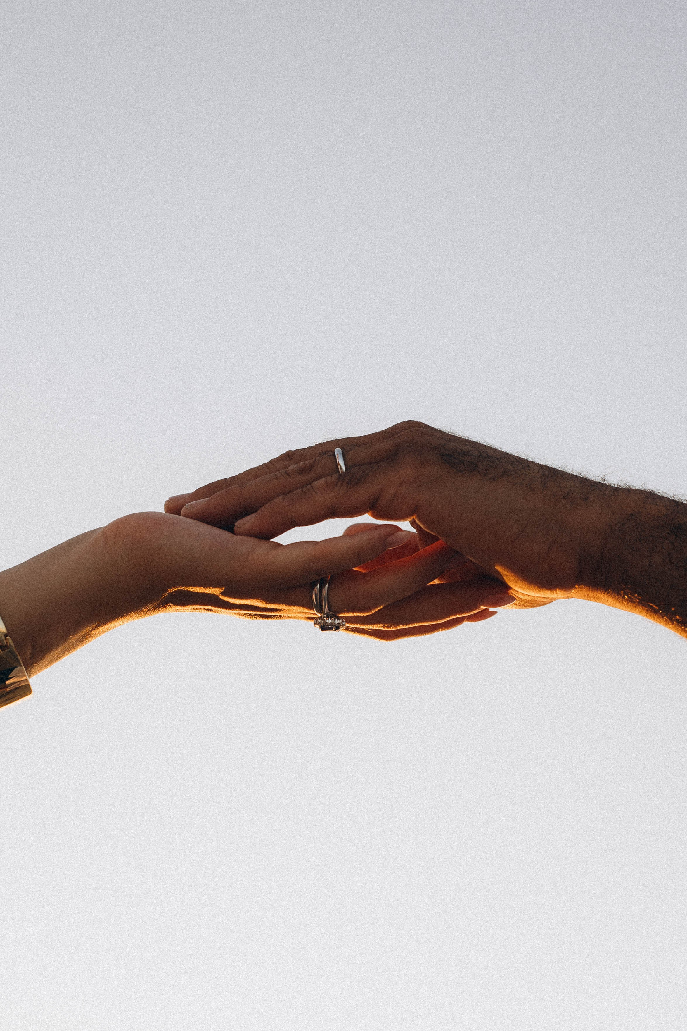 Фотограф в Римини, руки влюблённой пары на интимной фотосессии в Италии