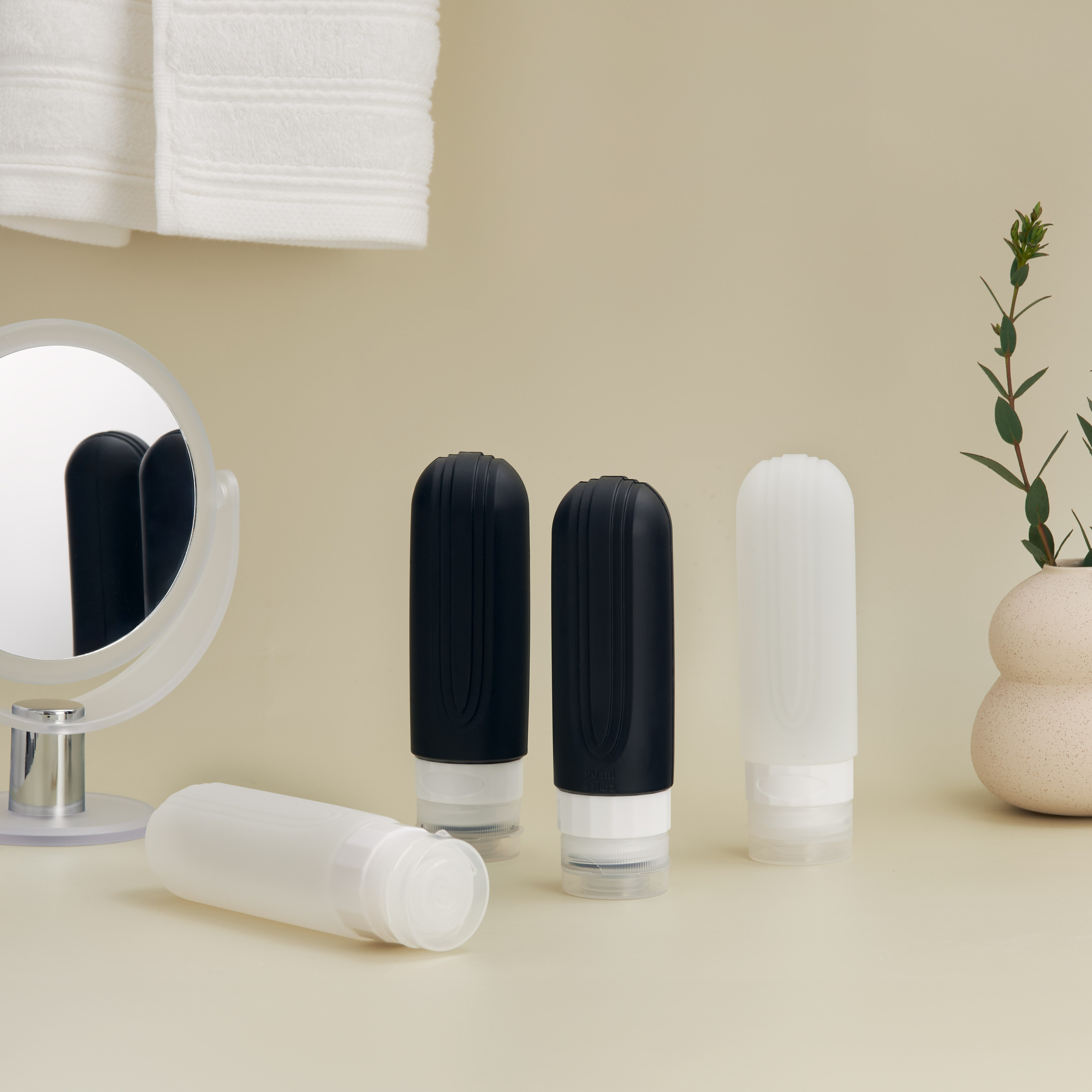 Silikon-Reiseflaschen im Badezimmer – Lifestyle-Aufnahme für Amazon und E-Commerce, perfekt für Werbekampagnen und Produktseiten.