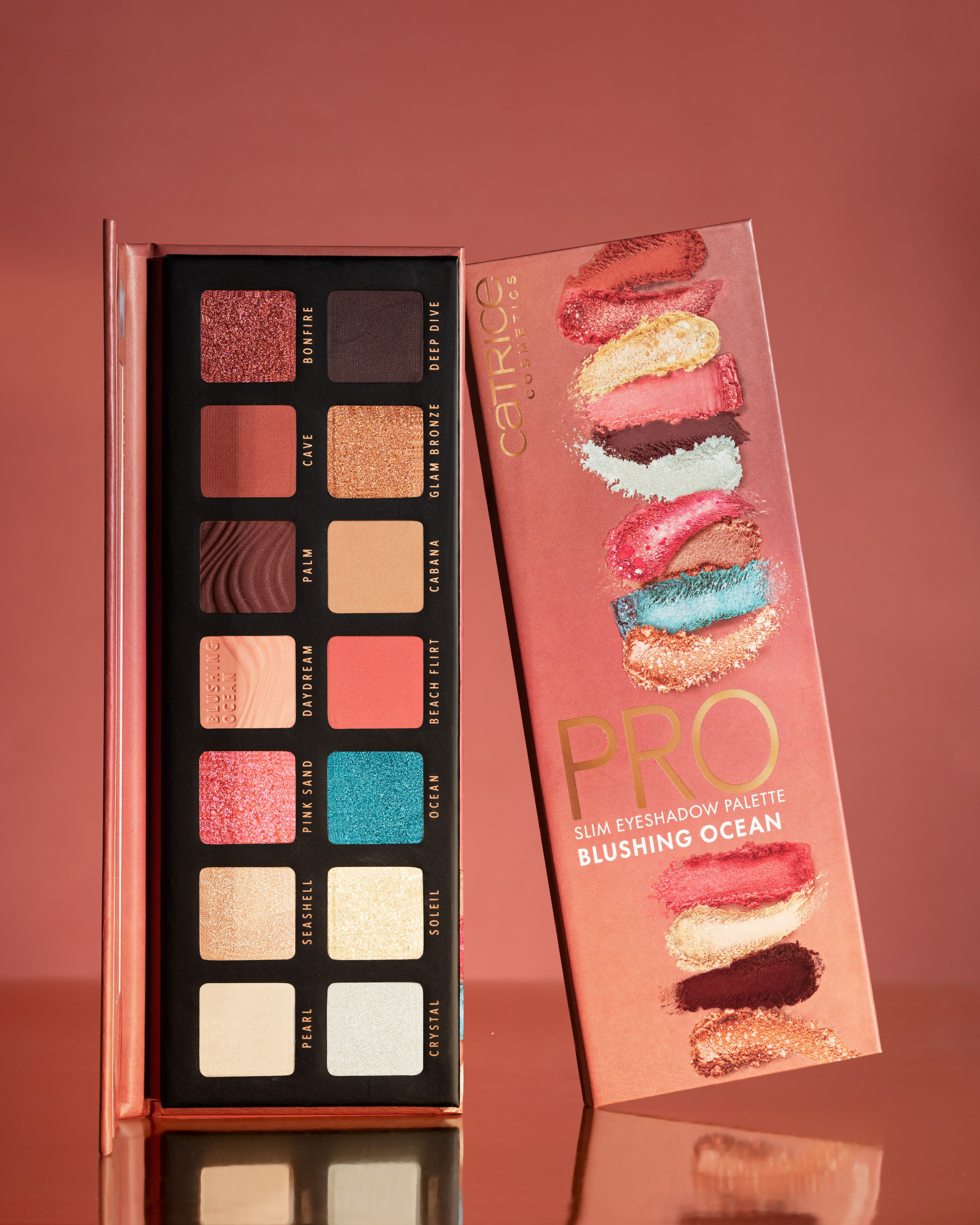 Lidschatten-Palette, hochwertige Aufnahme mit reflektierenden Oberflächen für Print и Website