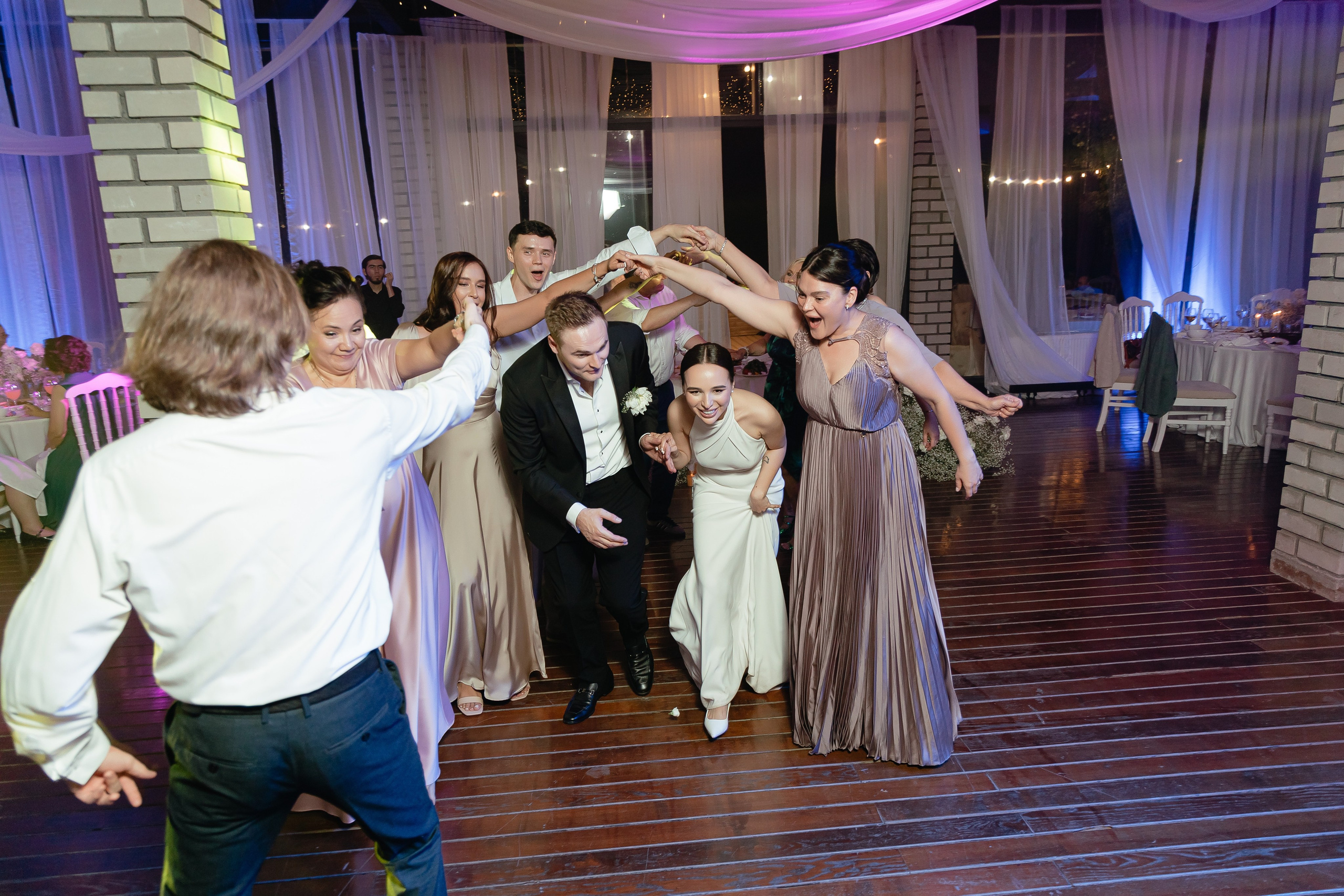 Thomas & Suyumbika. Главная