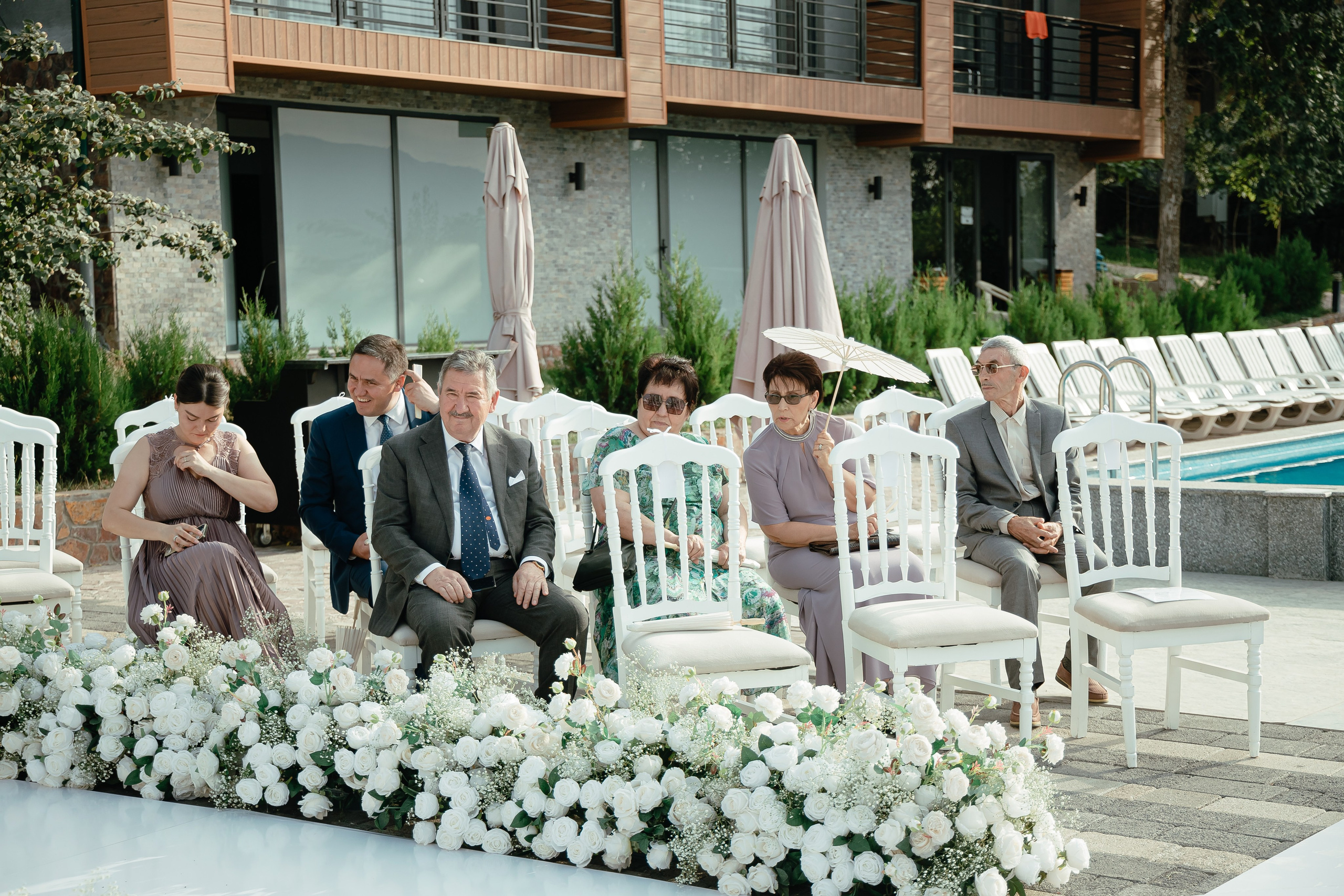 Thomas & Suyumbika. Главная