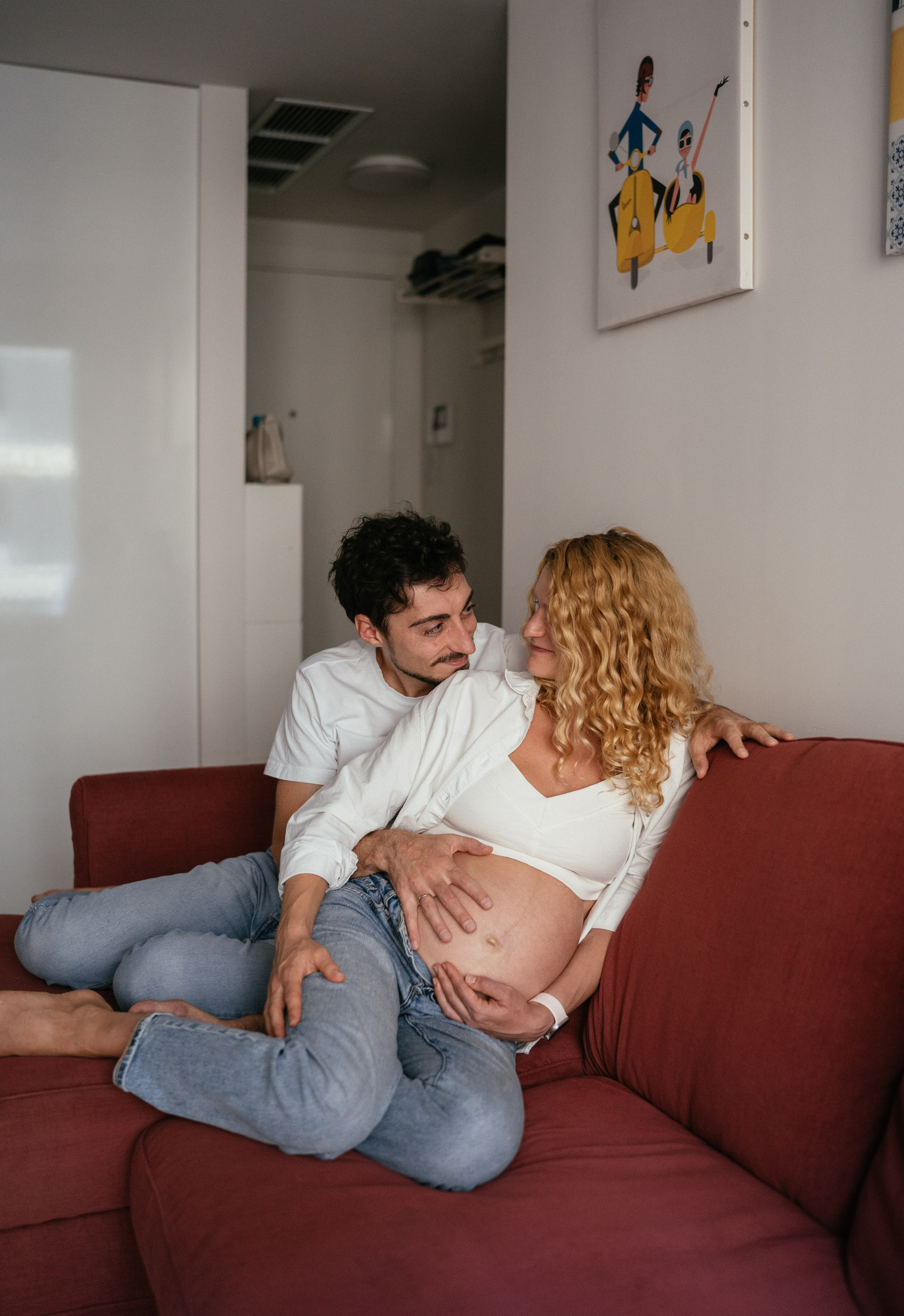 Candid pregnancy photoshoot in the park. Photographer in Madrid, Spain. Alyona Belyaninova