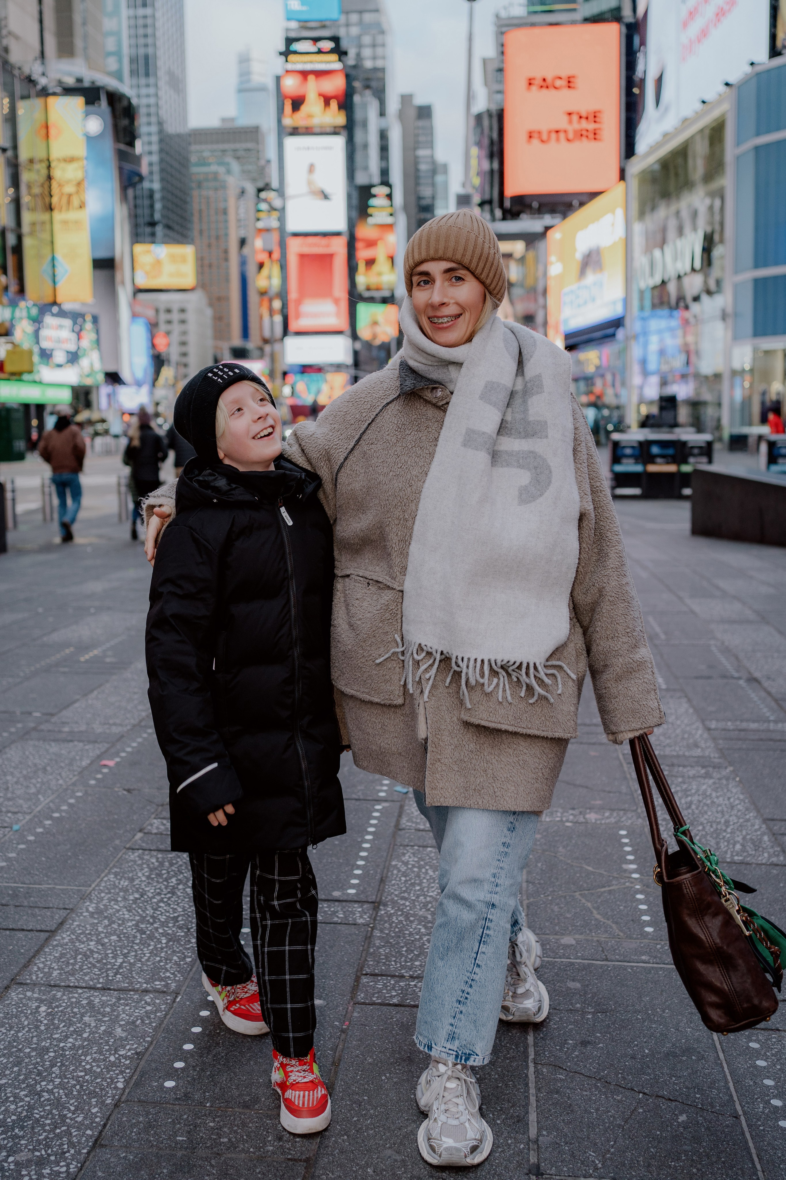 Family in Times Square. Videographer and photographer in New York // MAKAROV.VIDEO