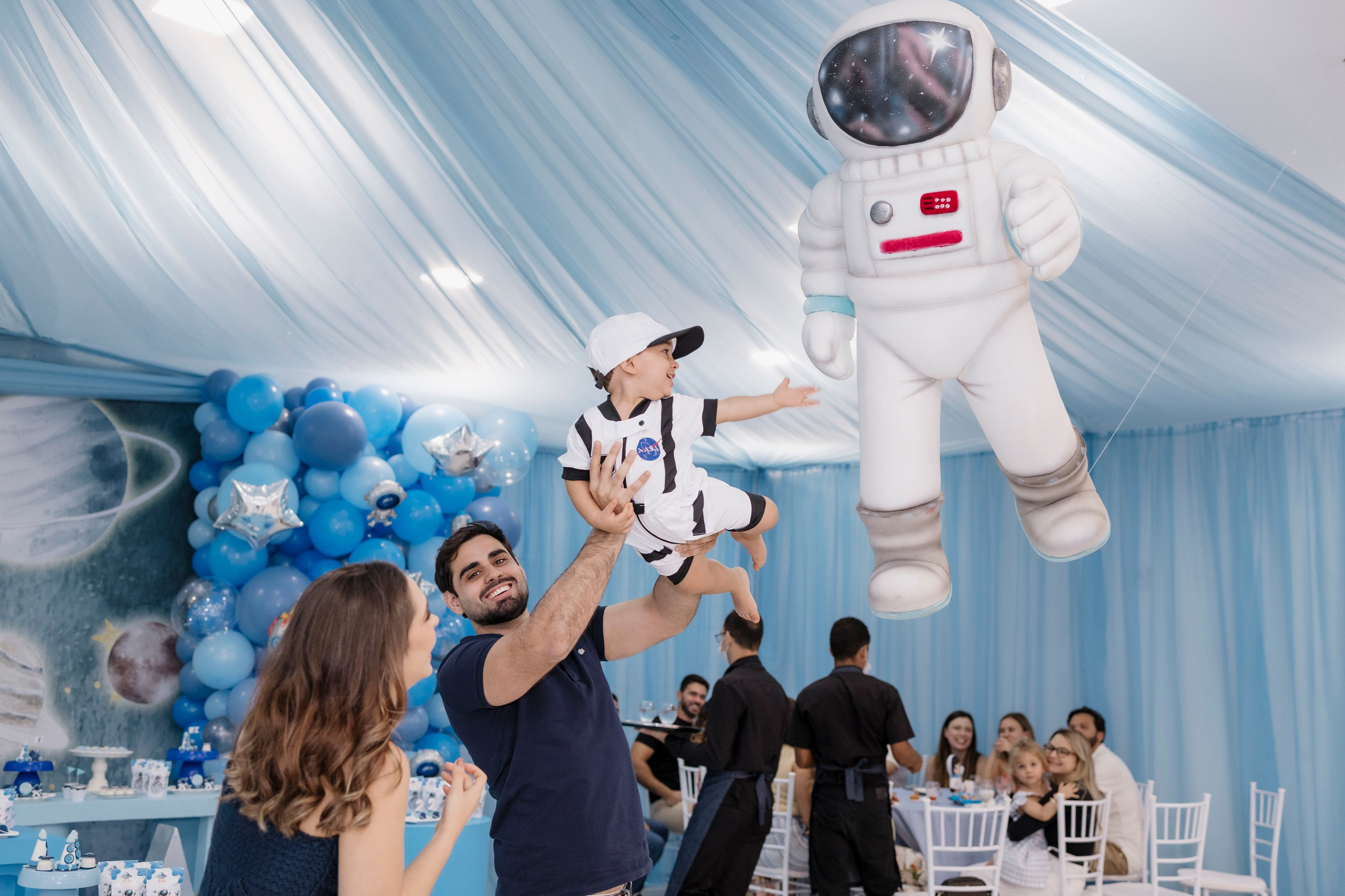 Família celebrando os 2 anos do Joaquim com alegria
