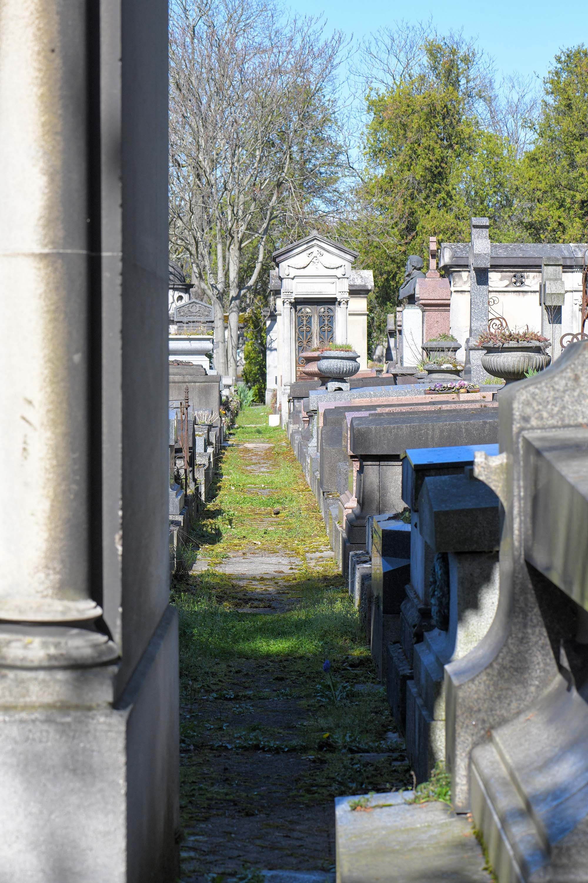 Père Lachaise Cemetery in Paris | Famous Graves & Photography Guide