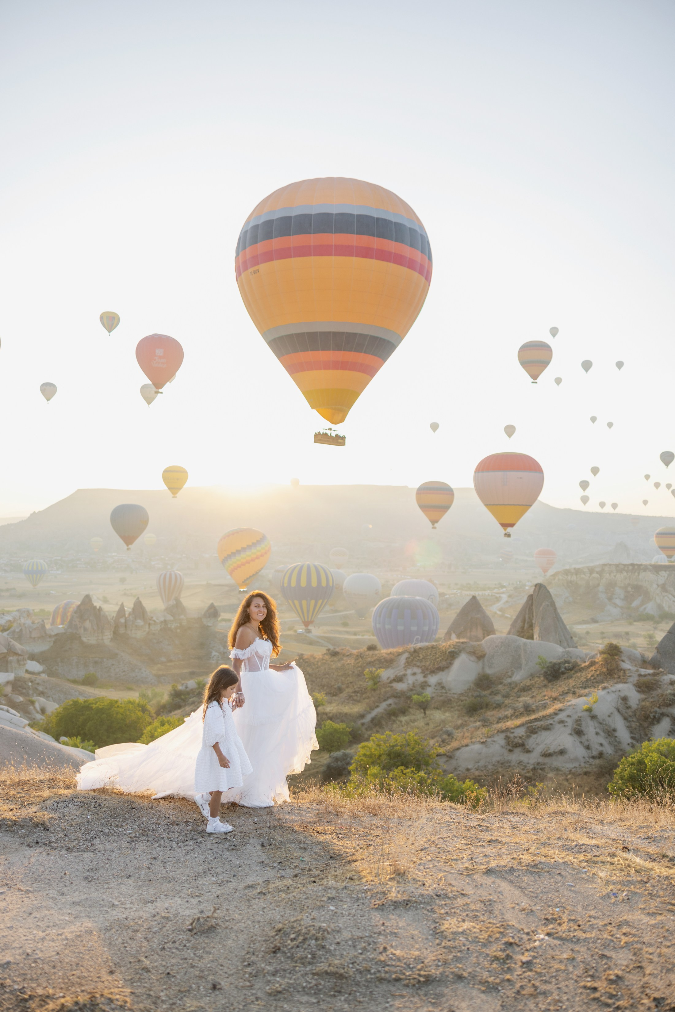 Family Photoshoot at Sunrise with Cappadocia’s Hot Air Balloons. Julia Ganch I Fashion Wedding Photography I Cappadocia Turkey