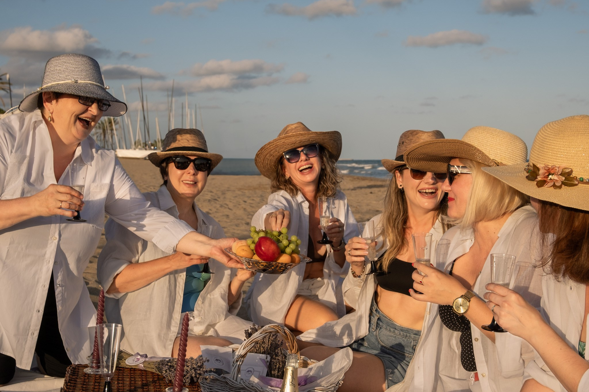 Sesión de amigas en la playa. Fotografía profesional en Calafell - Elena Medvedeva