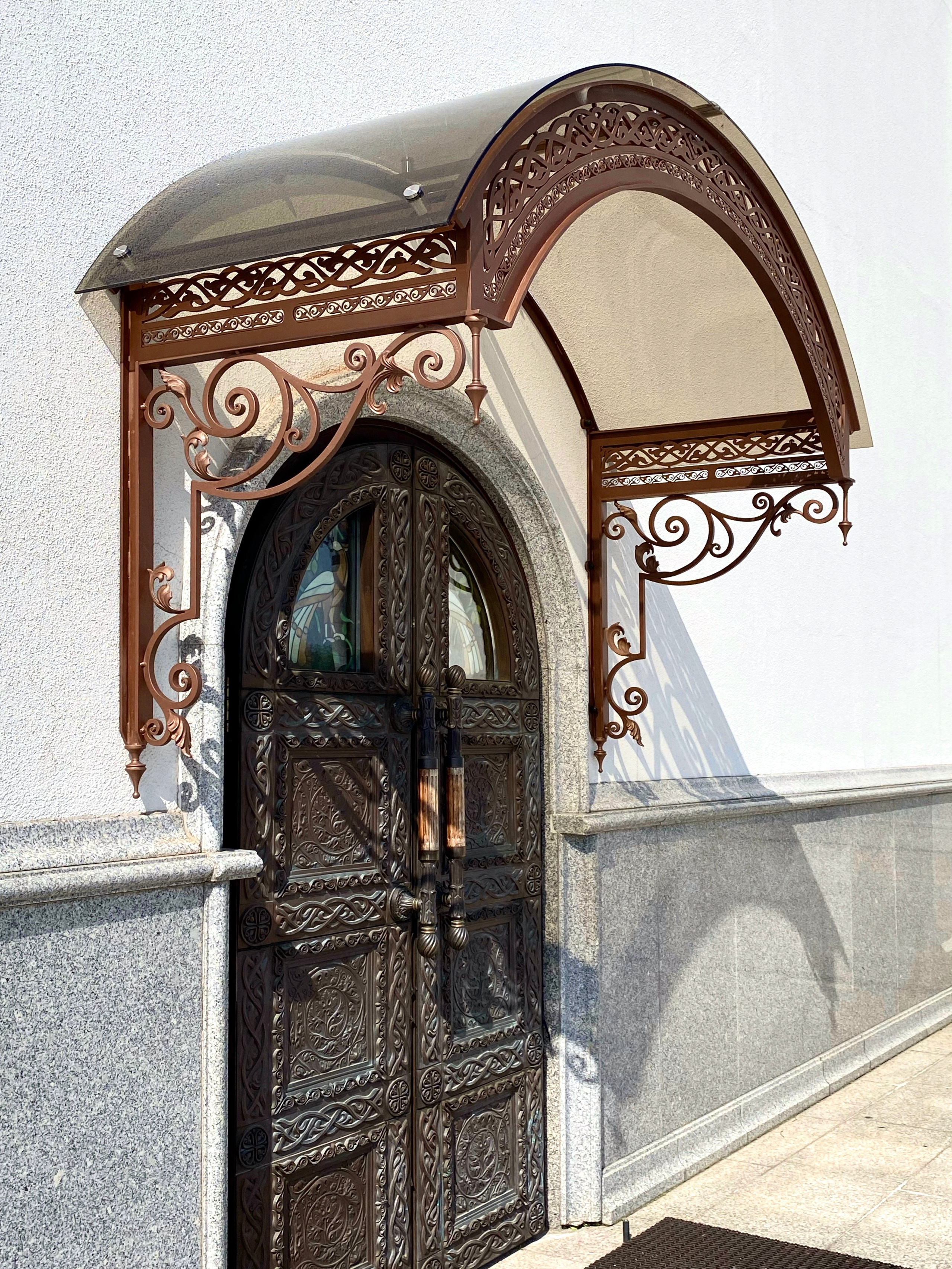 Козырьки Храма-памятника в честь Всех Святых. Скульптор кузнец Мария Тарлецкая