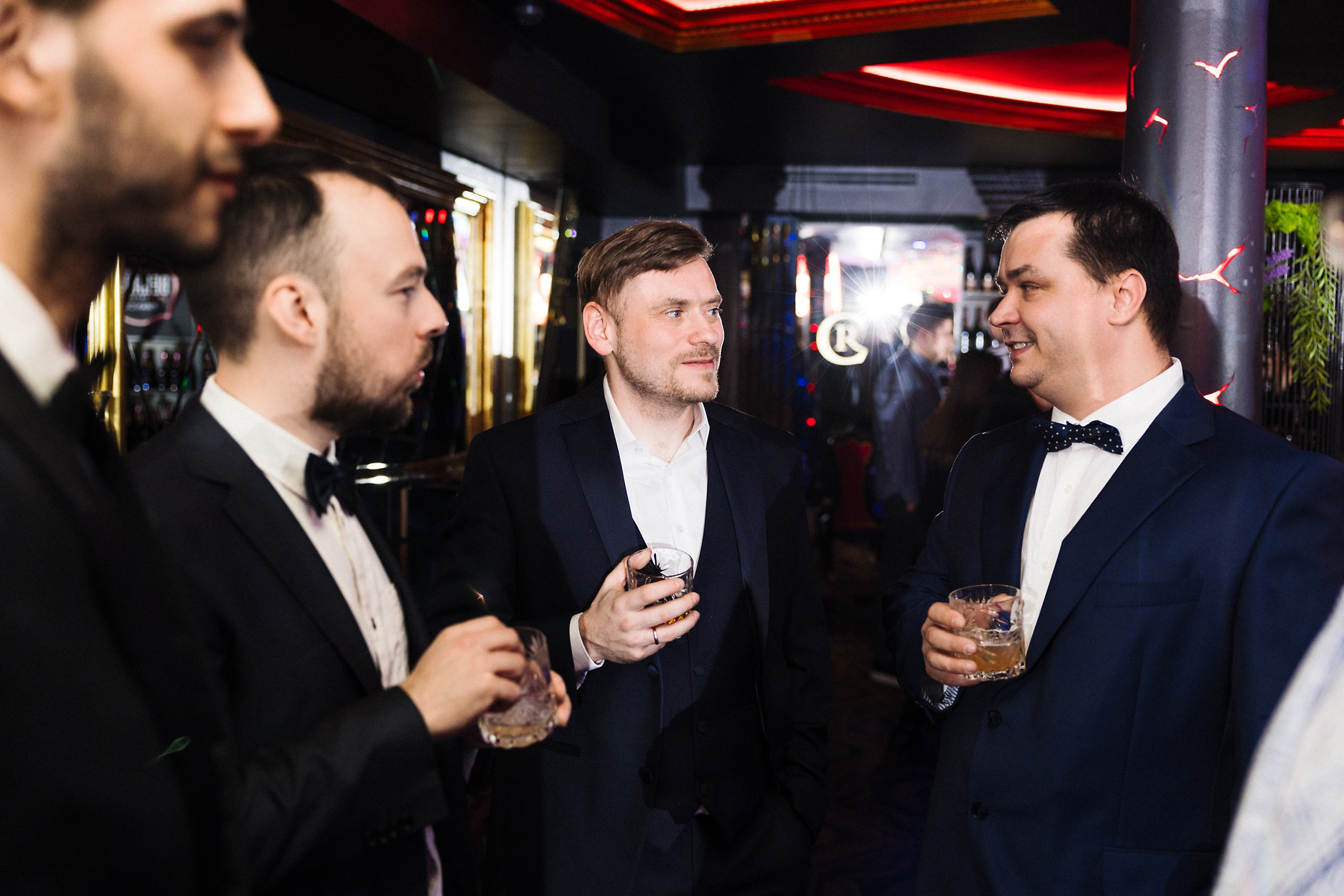 Новогодняя фотосессия в стиле «Оскар» для компаний — свет софитов и звёздные кадры. Евгений Тимофеев | Свадебный и контент-фотограф и видеограф в Риге