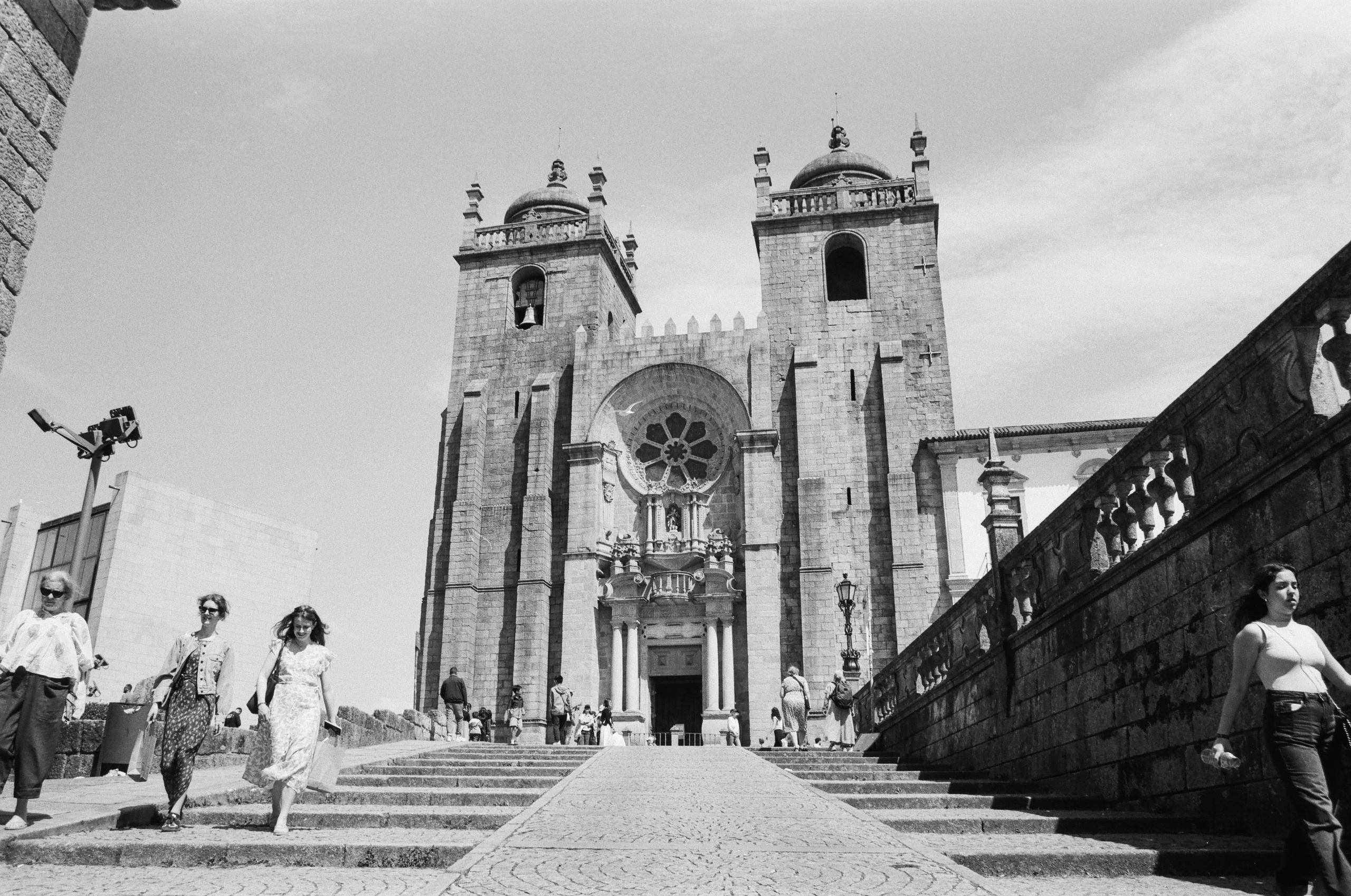 Treppe zur Kathedrale Sé do Porto im Sonnenlicht