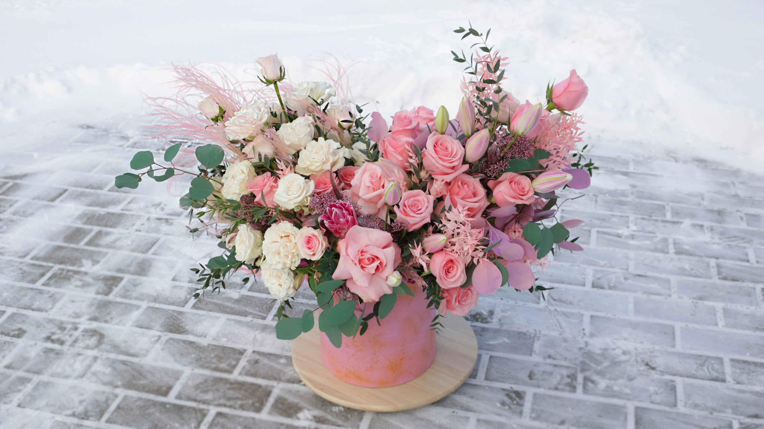 Ziedu pušķi kastē. Event design, decoration, floristry, gift, Irina Novika, Riga, Latvia