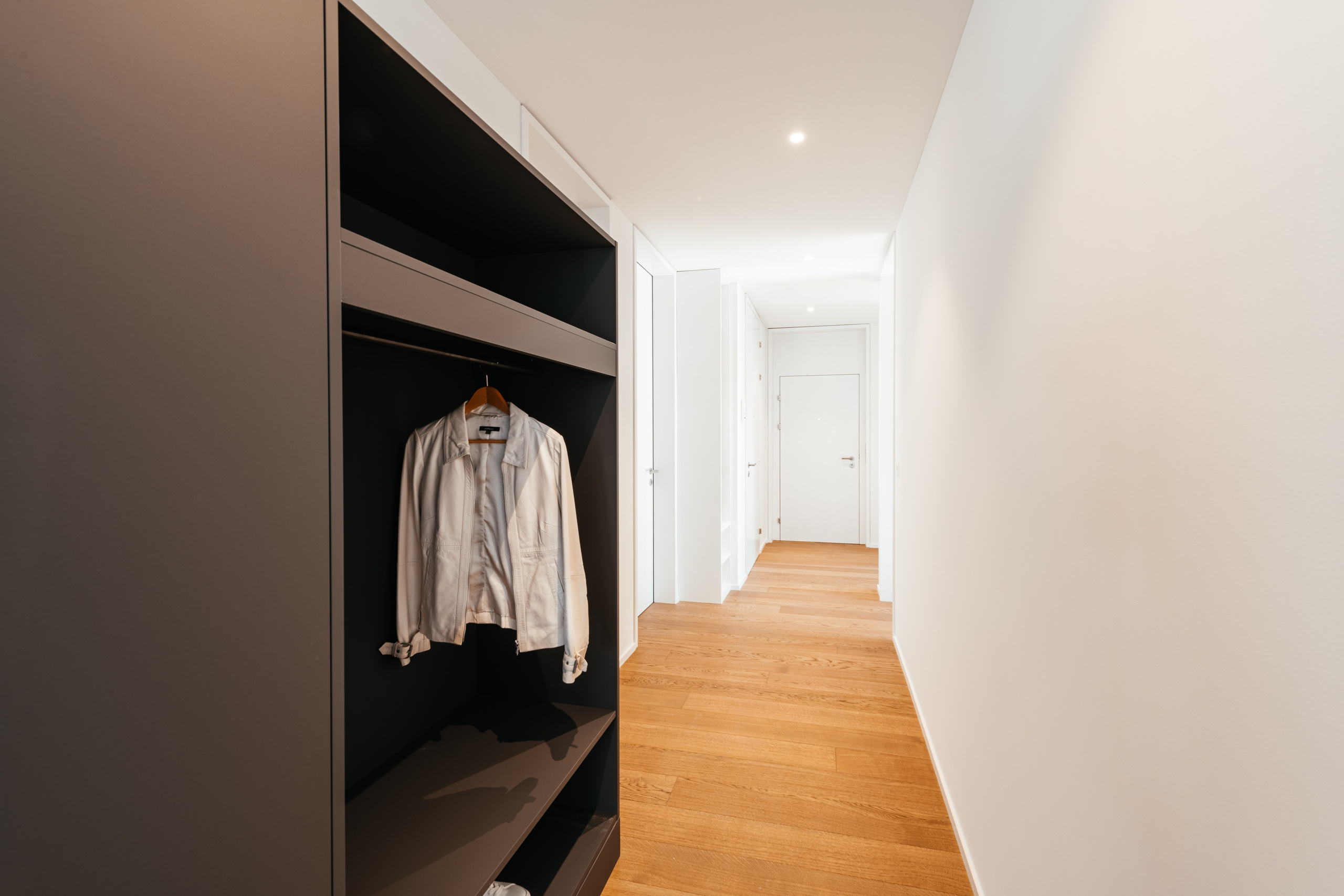 Wohnung, DIELSDORF, Kt. ZÜRICH. Hallo! Ich bin Elena und arbeite als Immobilienfotografin