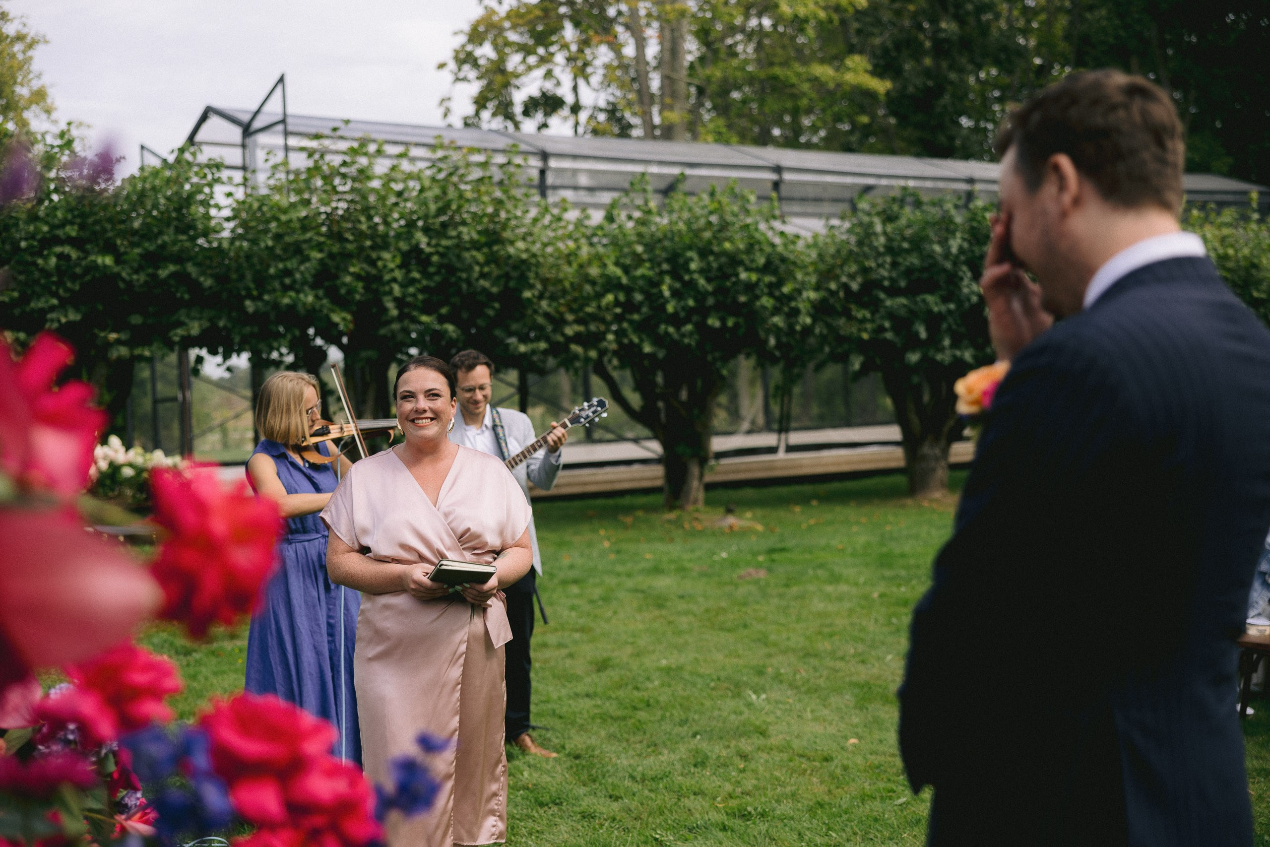 Svētku viesi un atmosfēra laulību ceremonijas laikā ārā.