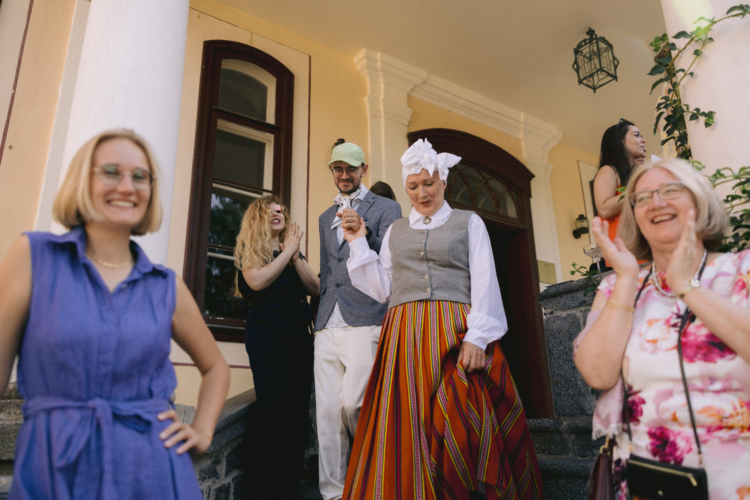 Smaidīgi kāzu viesi un dalībnieki svinību noskaņā – foto: Māris Arbidāns.