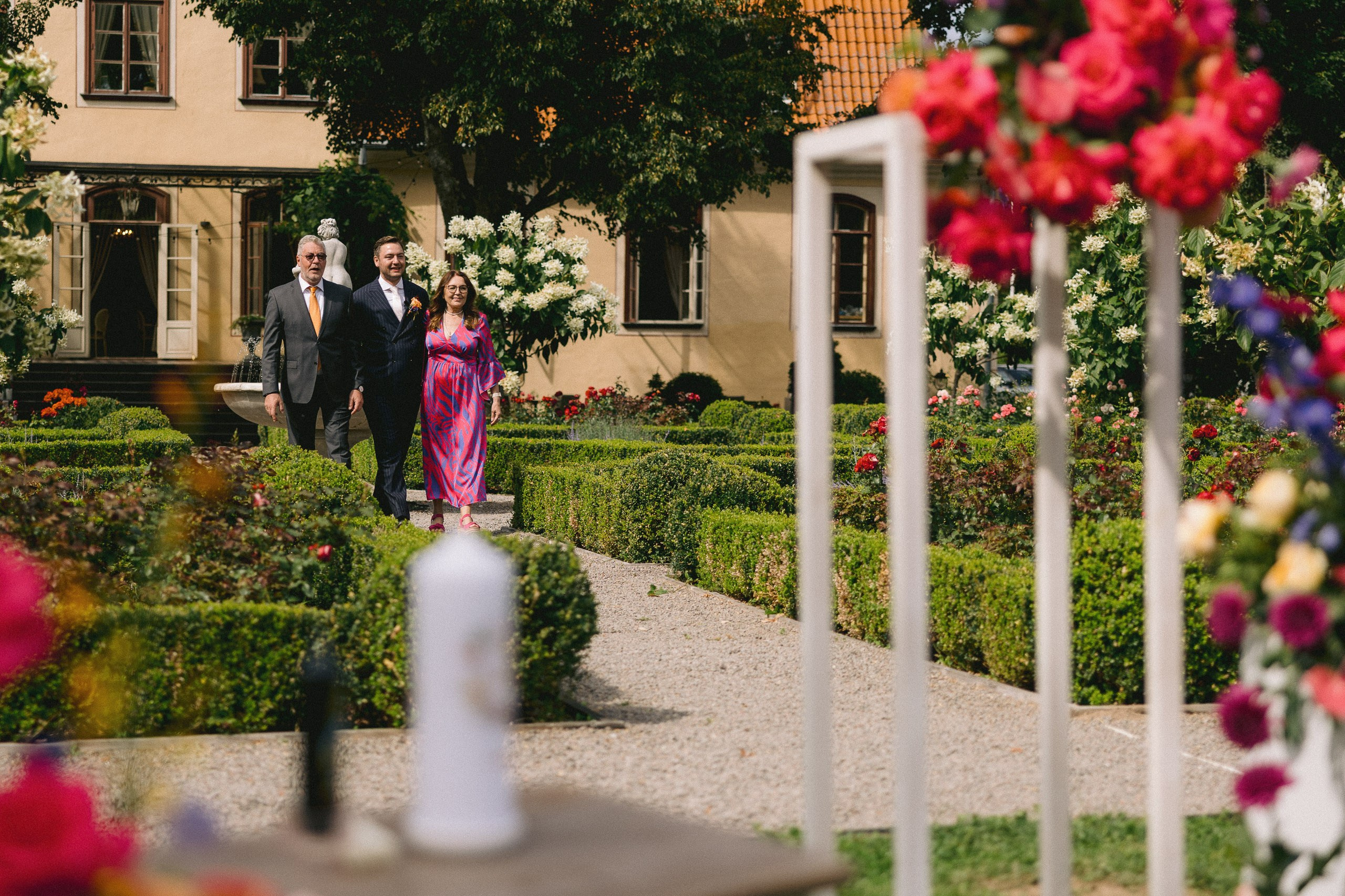 Skats uz ziedu arku un ceremonijas norises vietu – foto: Māris Arbidāns.