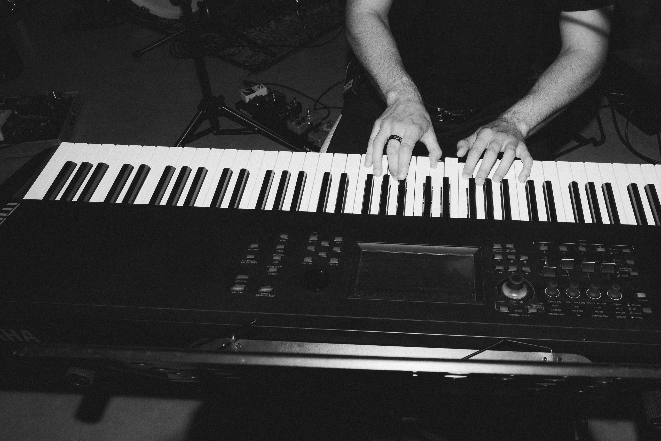 Mūziķis vai pianists spēlē klavieres kāzu svinību laikā.