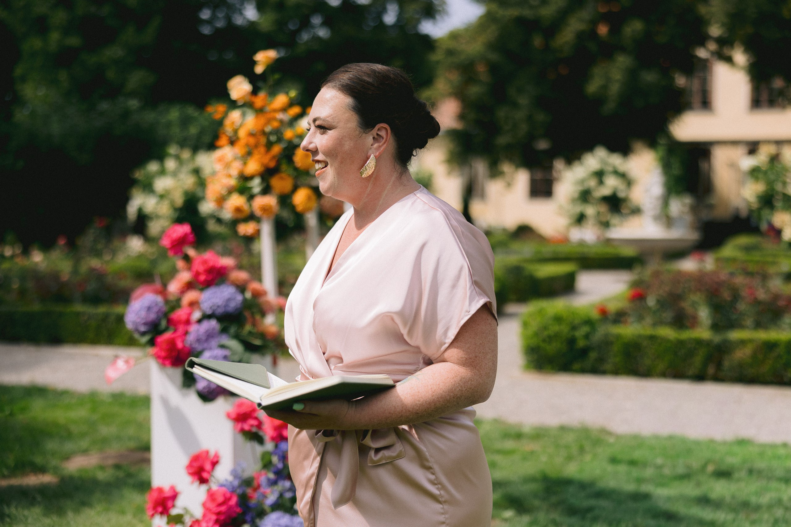 Laulību ceremonijas moments un runātājs Liepupes muižas dārzā.