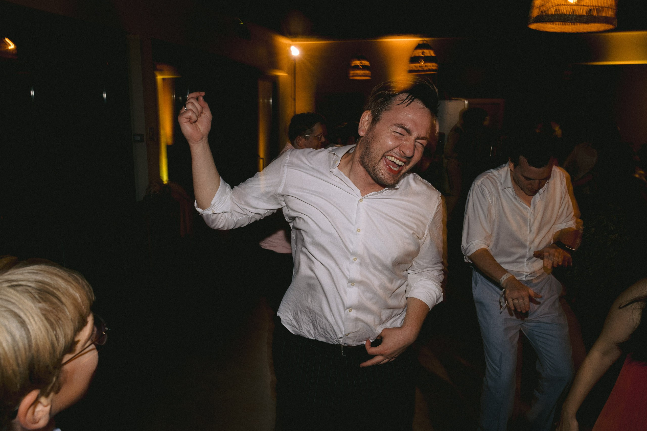Viesi jautri dejo un līksmo vakara ballītē muižas telpās.