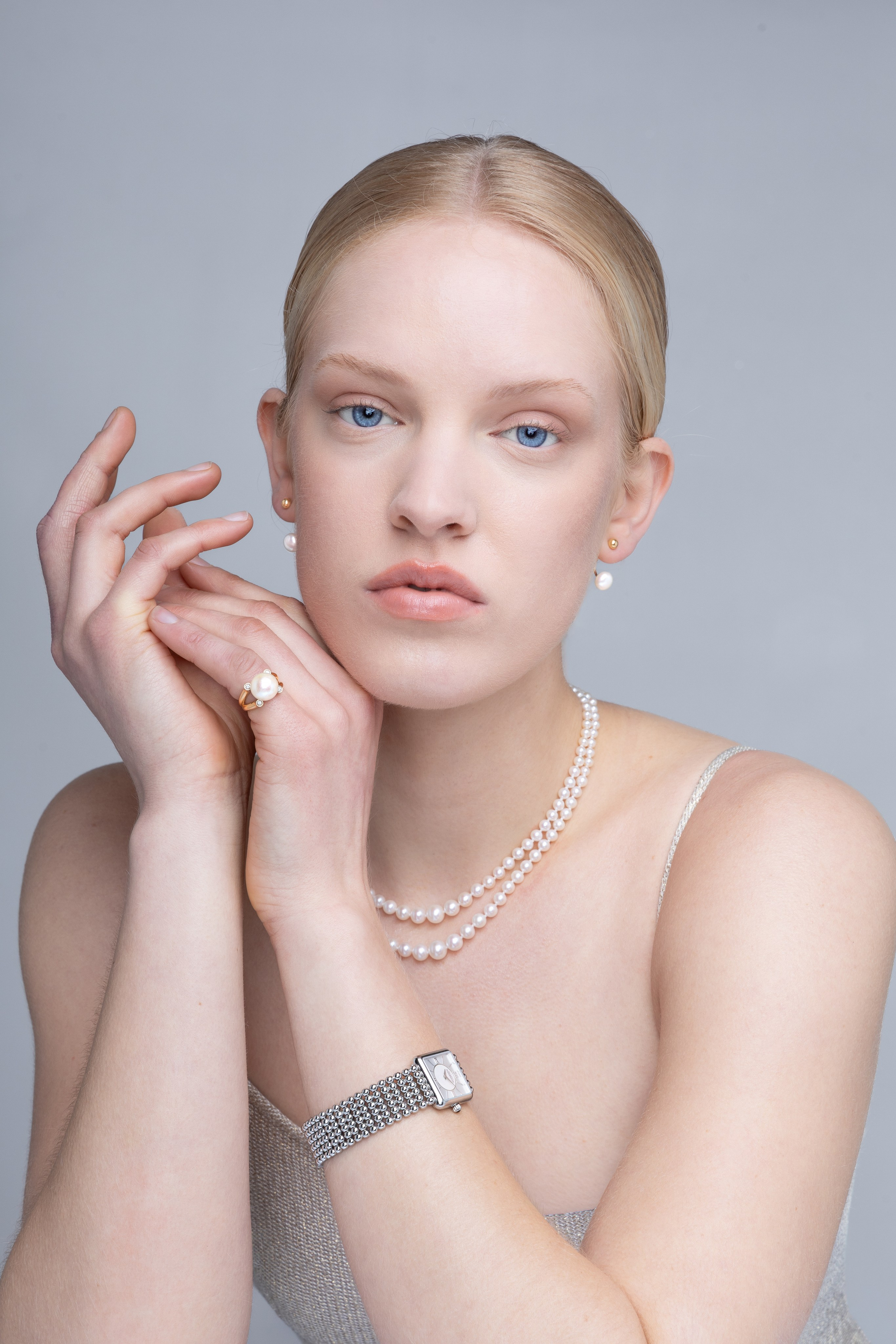 Portrait en studio d'une modèle blonde aux yeux bleus à Toulouse portant des bijoux Maison Mohedano