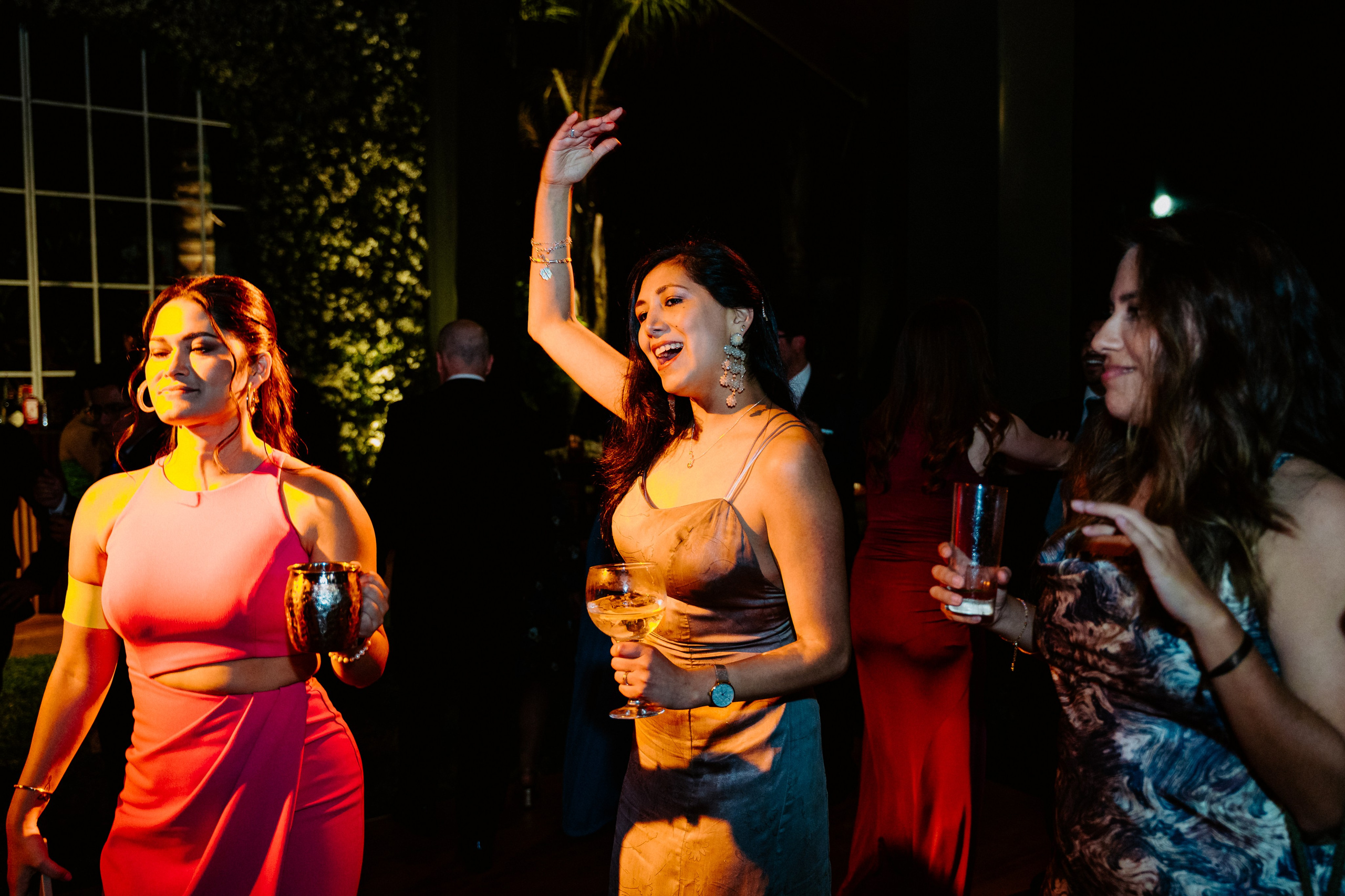 Un vistazo a la fiesta. Fotógrafo de Bodas en Lima | Ronhy Altamirano. Fotografía narrativa y cinematográfica para bodas, quinceañeras y eventos exclusivos