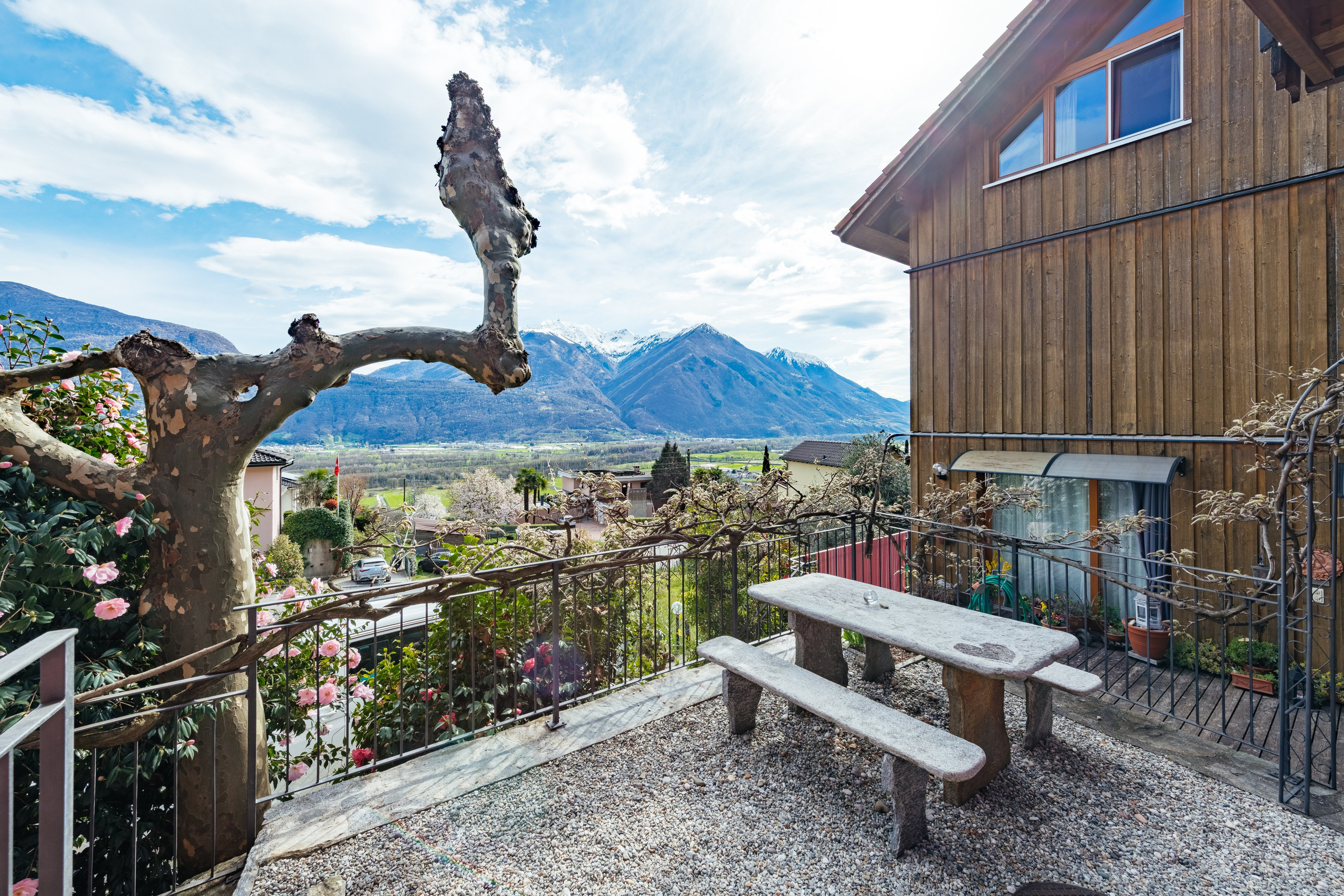 Haus, CUGNASCO, TICINO. Hallo! Ich bin Elena und arbeite als Immobilienfotografin