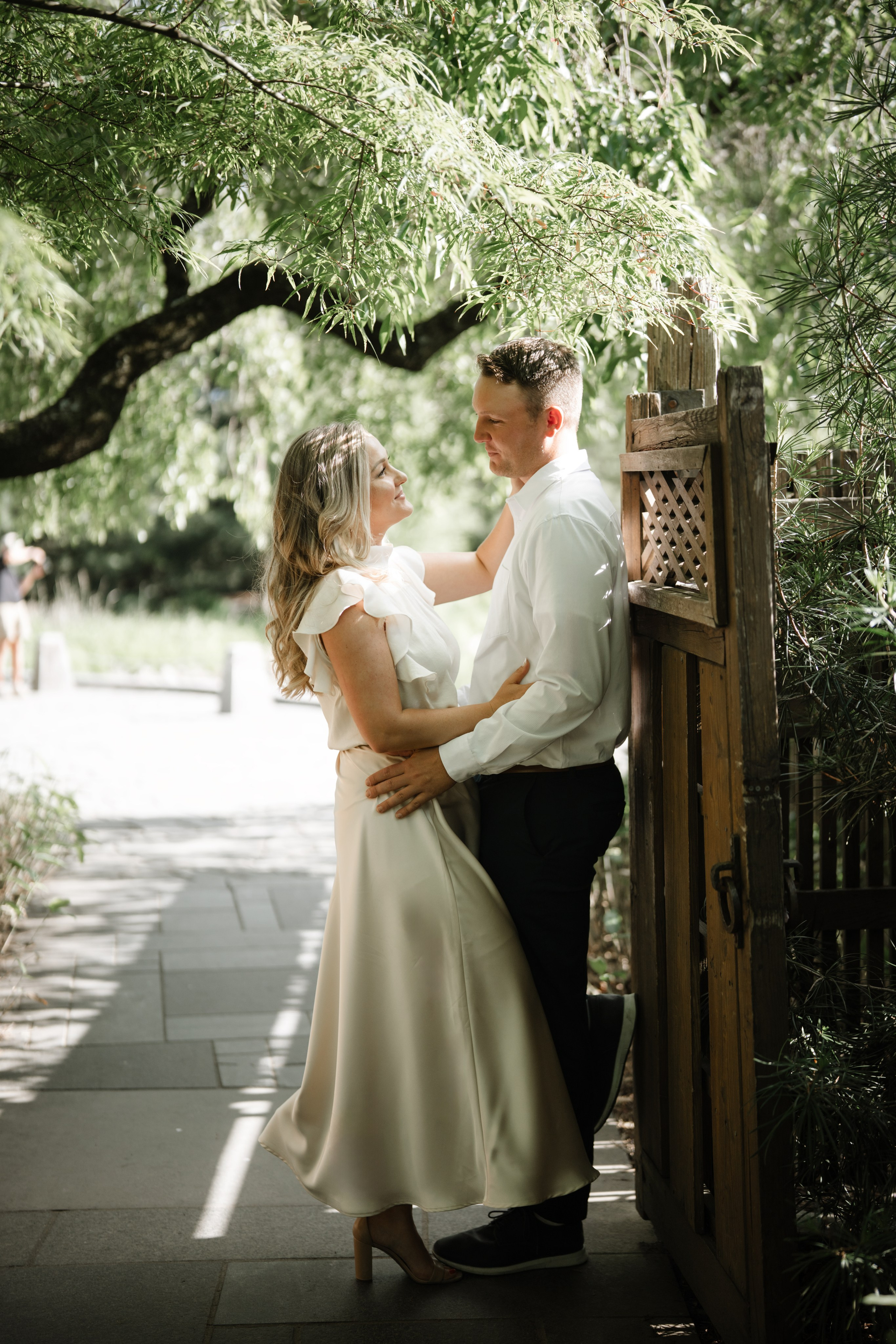 Engagement photo shoot at the Brooklyn Botanic Garden. Portrait and wedding photographer in New York