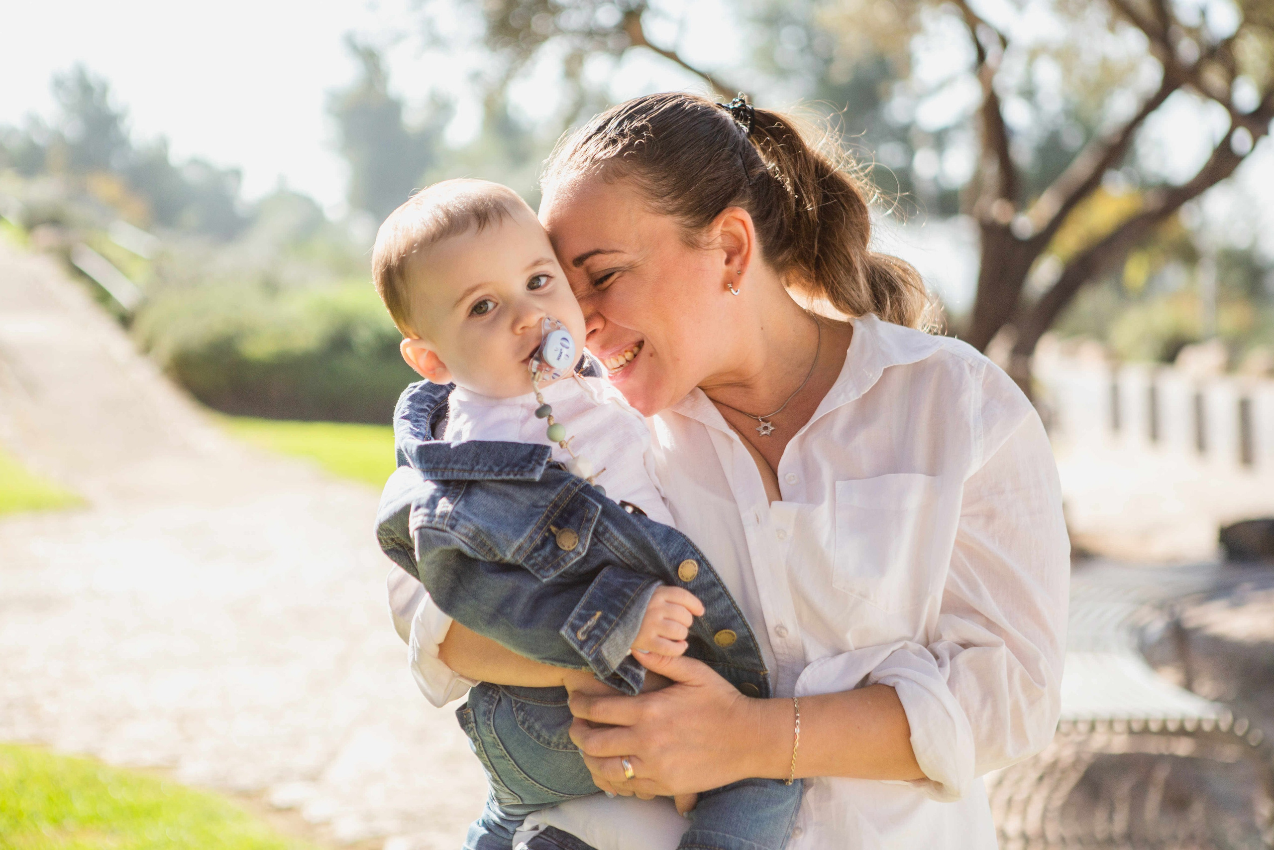 AT THE WALLS OF THE OLD CITY. PHOTOGRAPHER IN ISRAEL