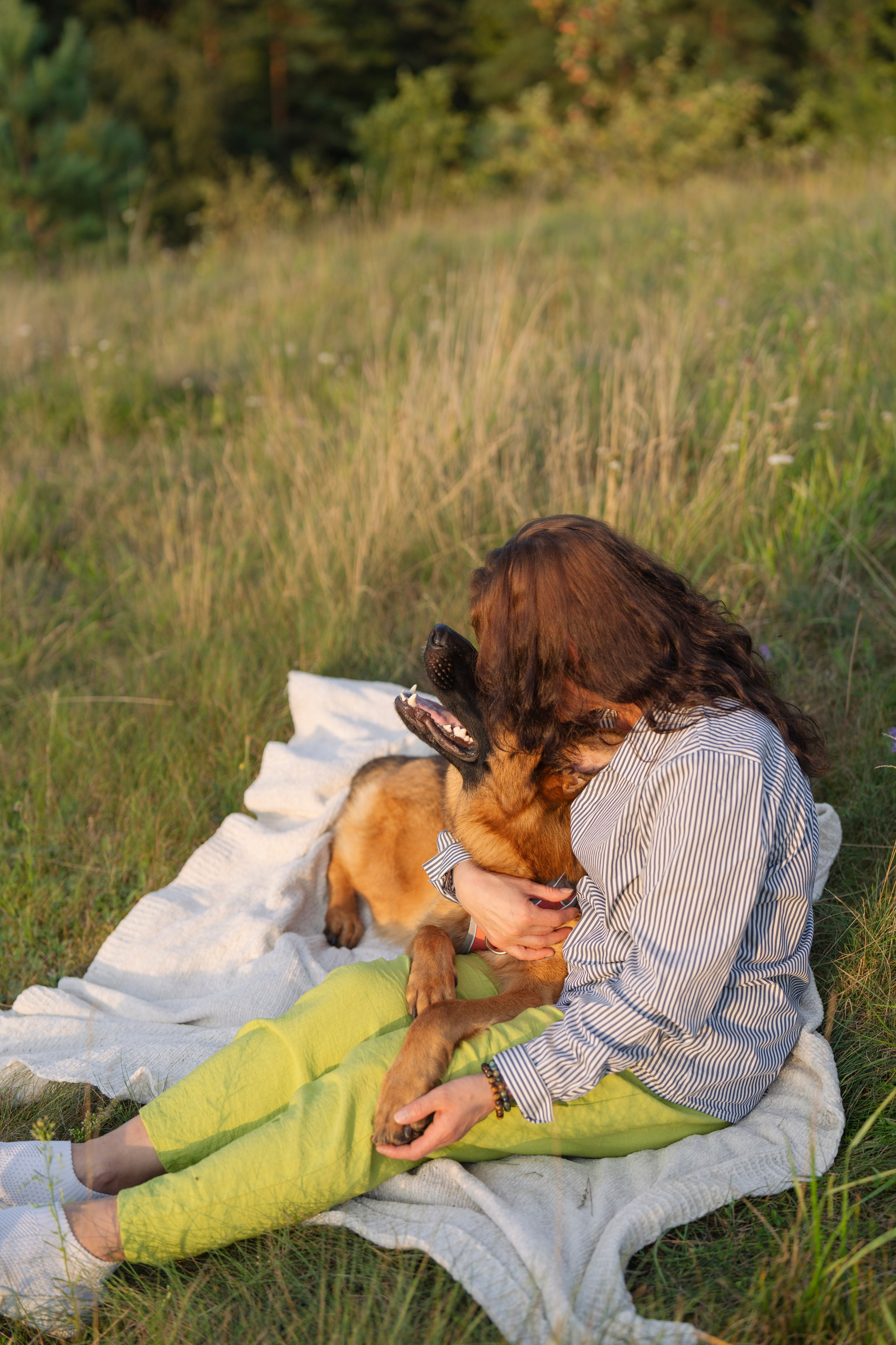 Patyriminė fotosesija su augintiniu, augintiniu fotografija, šuns fotosesija, fotosesija gamtoje, šeimininko ir šuns fotosesija, su daug emocijų ir tikrumo