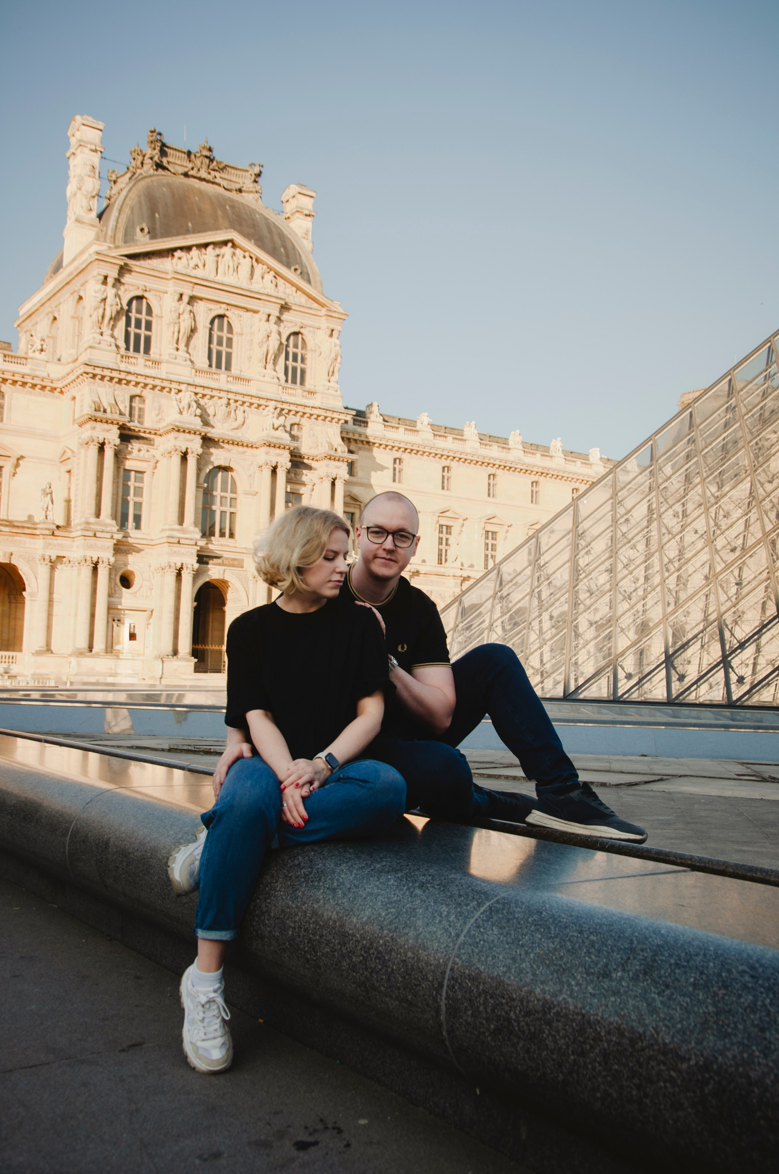 Couple photoshoot near the Louvre. Paris photographer — Polina Osipova