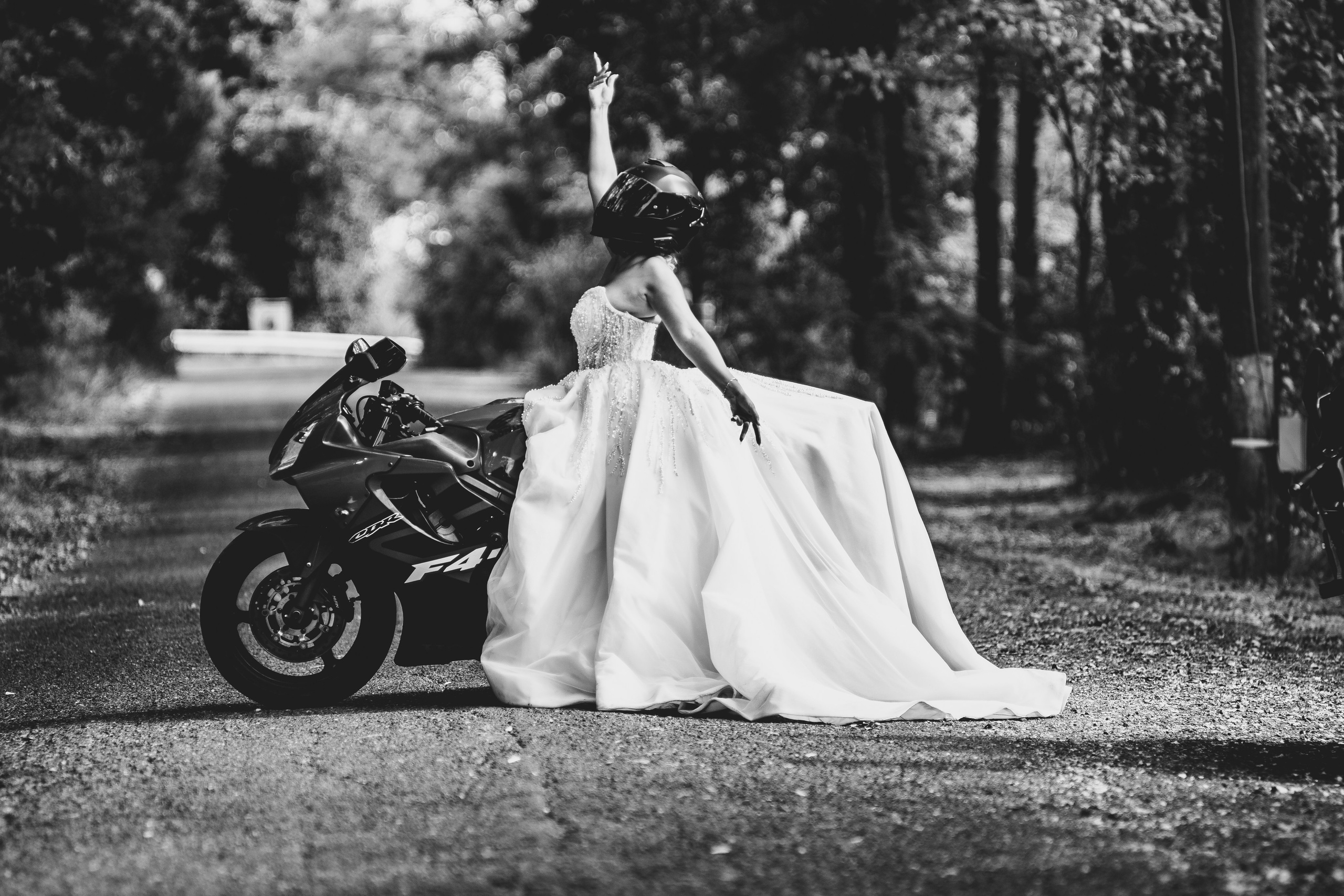 Trash the Dress cu motocicliști — ședință foto de poveste. Lucian Dedeu — Fotograf de nuntă și eveniment