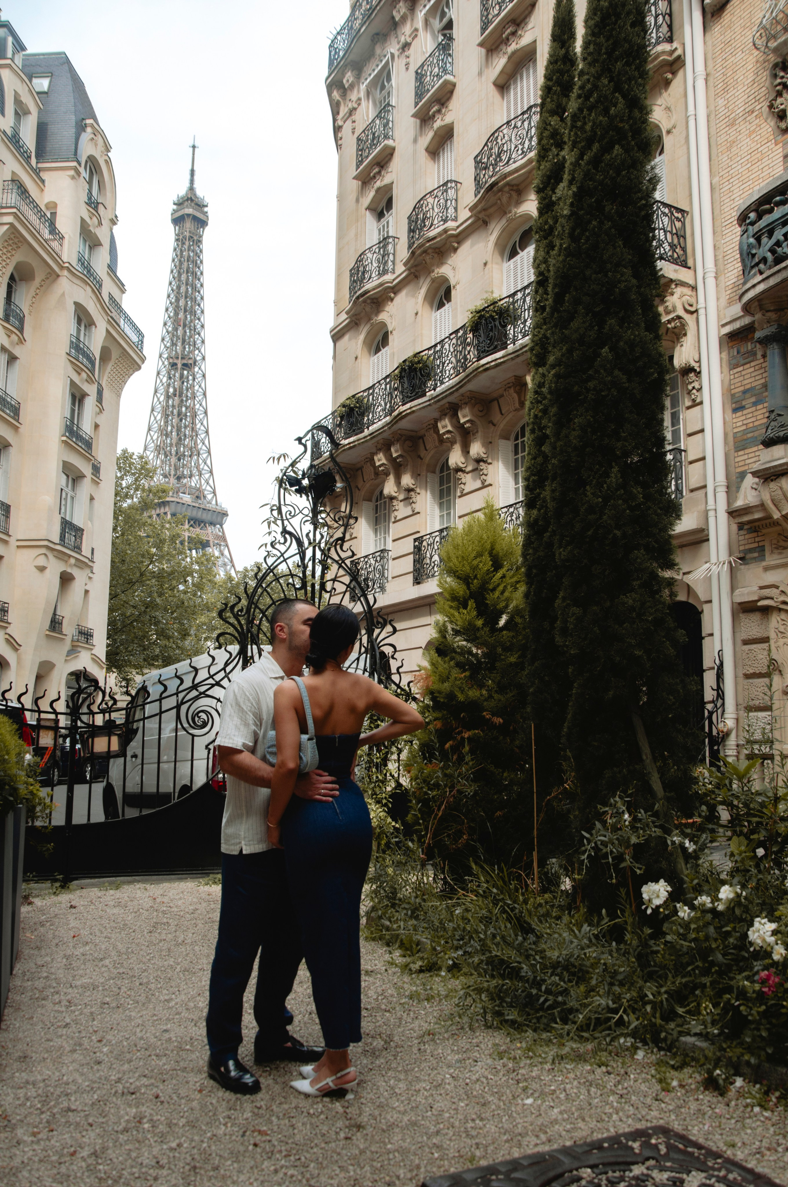 Wedding photoshoot at the Eiffel Tower. Paris photographer — Polina Osipova
