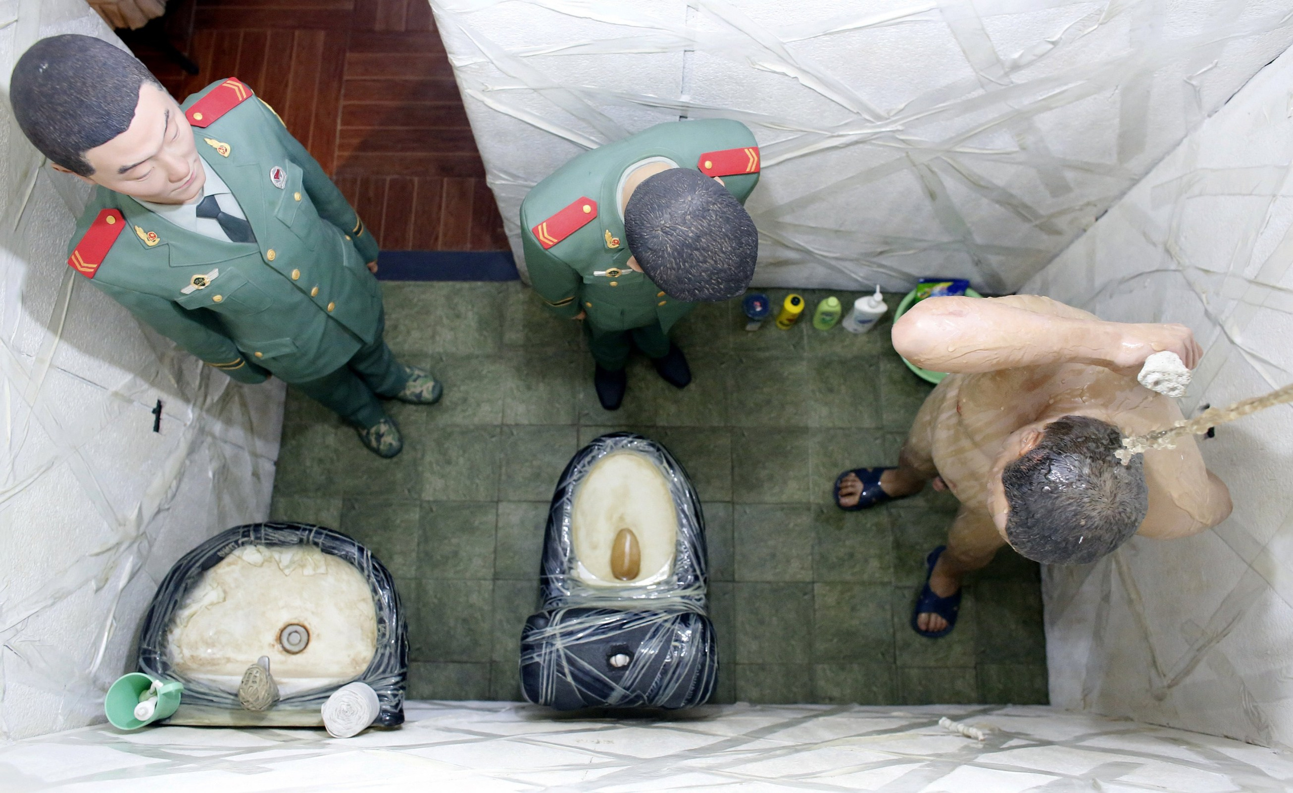 S.A.C.R.E.D. (2013), Ай Вэйвэй — миниатюрные стальные коробки с диорамами, изображающими жизнь художника под круглосуточным контролем в китайском детеншн-центре.