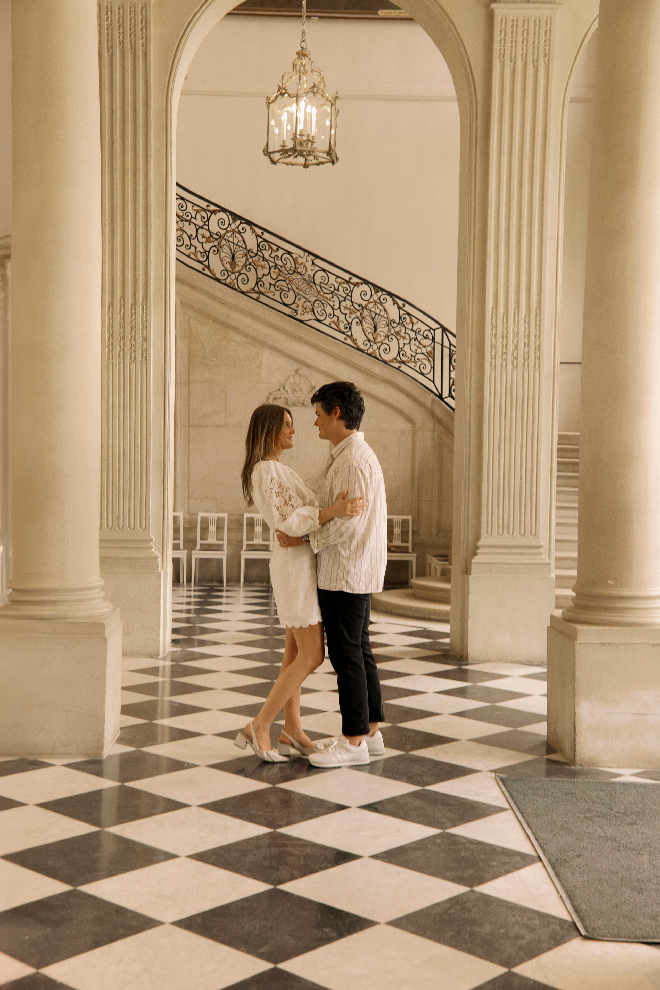 Hannah & Drew museum engagement. Photographer in Paris