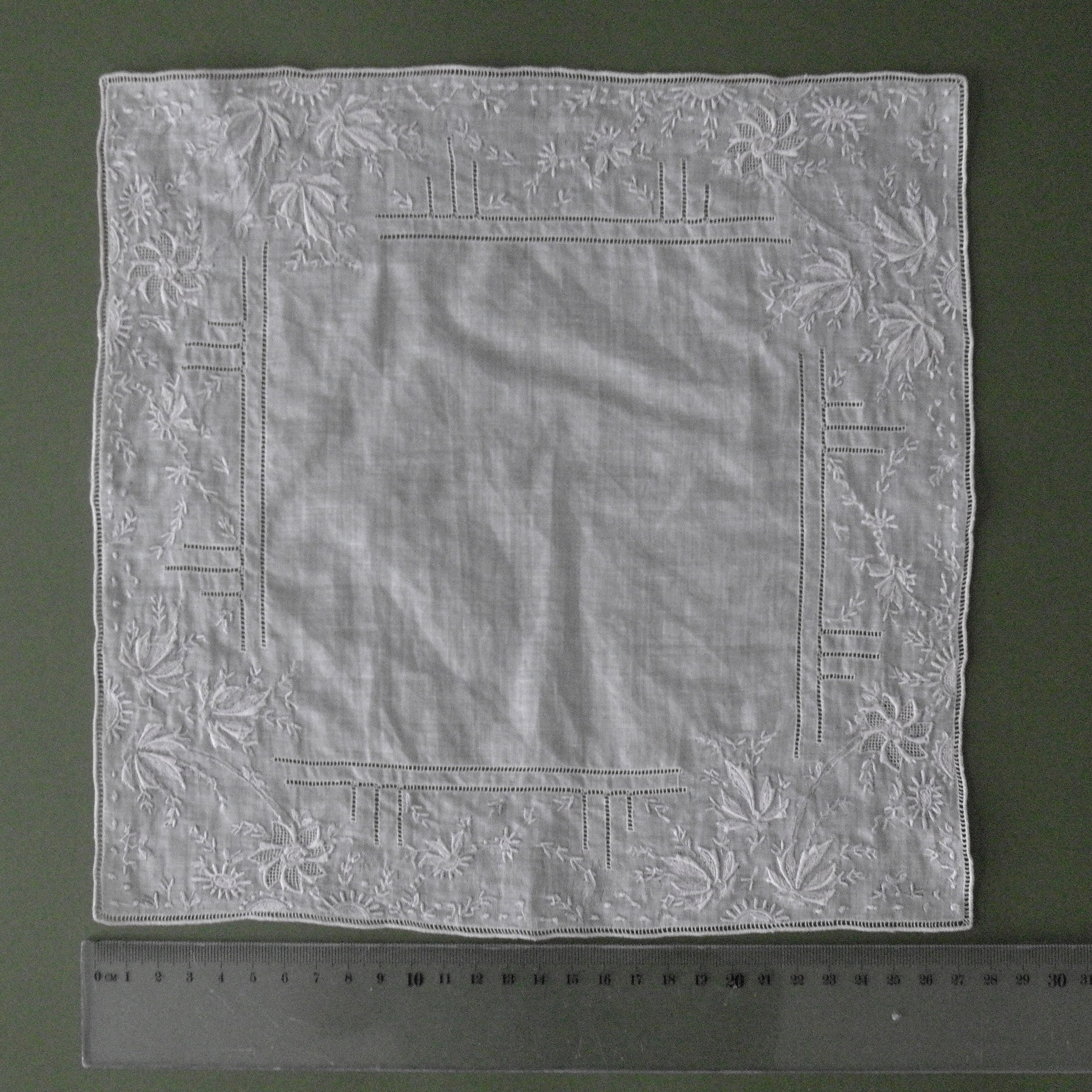 Lace napkins2. Современнные и актикварные украшения в Барселоне, Москве и Санкт-Петербурге