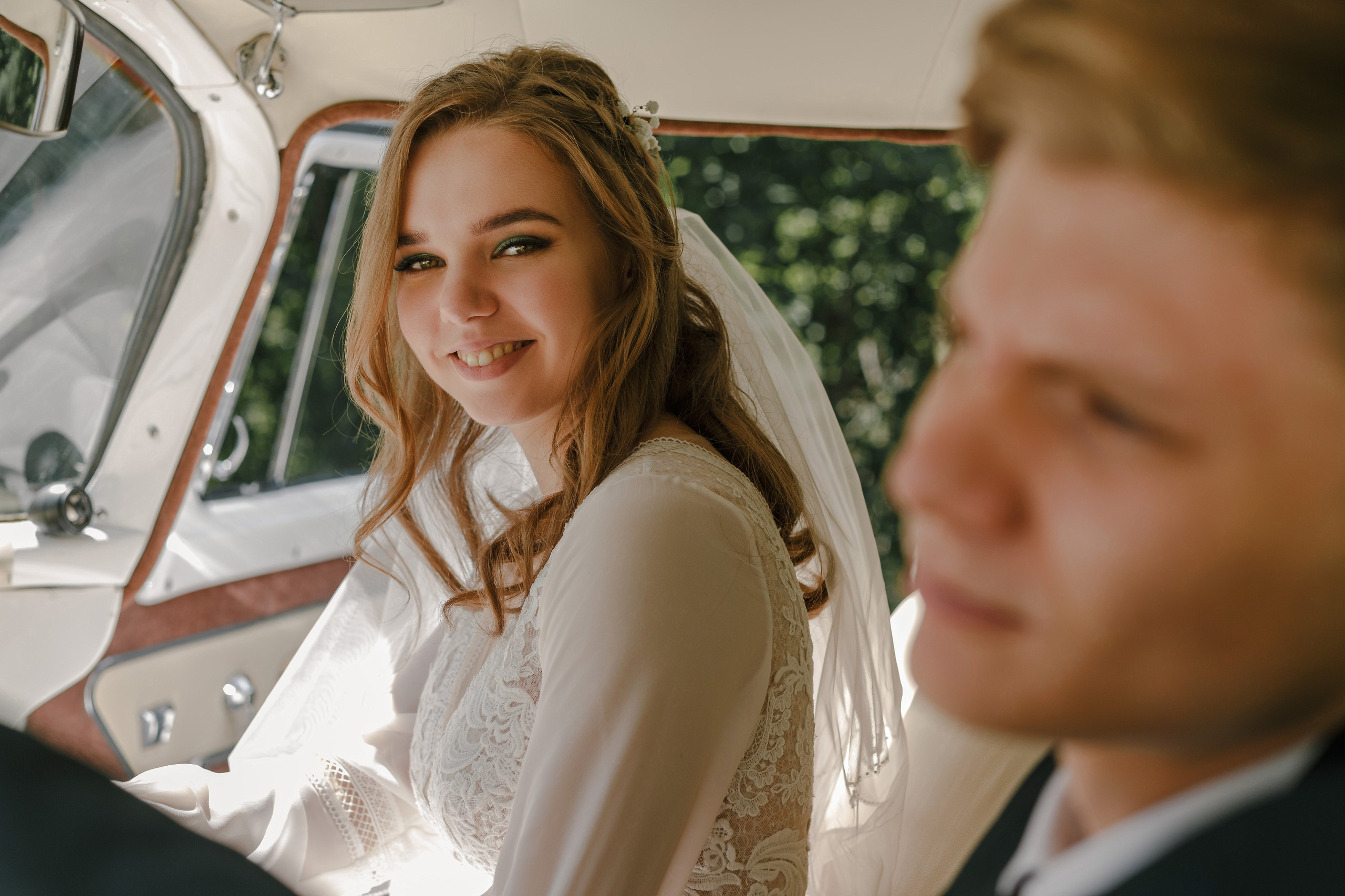Novia y novio atrevidos con el telón de fondo de un auto viejo. Fotógrafo de retrato, familia y reportajes en Valencia | España | Europa Vitalii Lumier