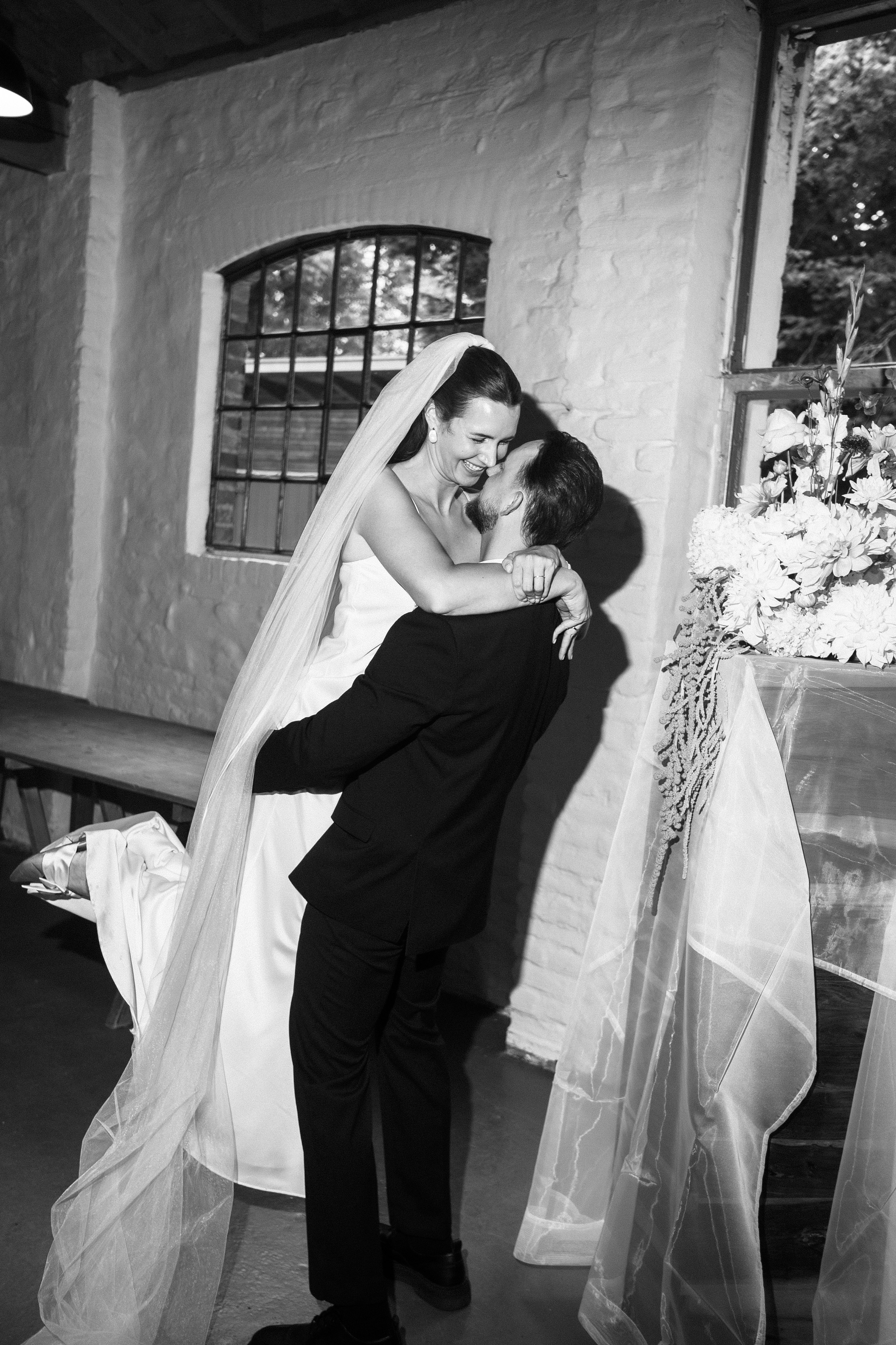 Hochzeitsfeier des Brautpaares mit Gästen in entspannten Momenten