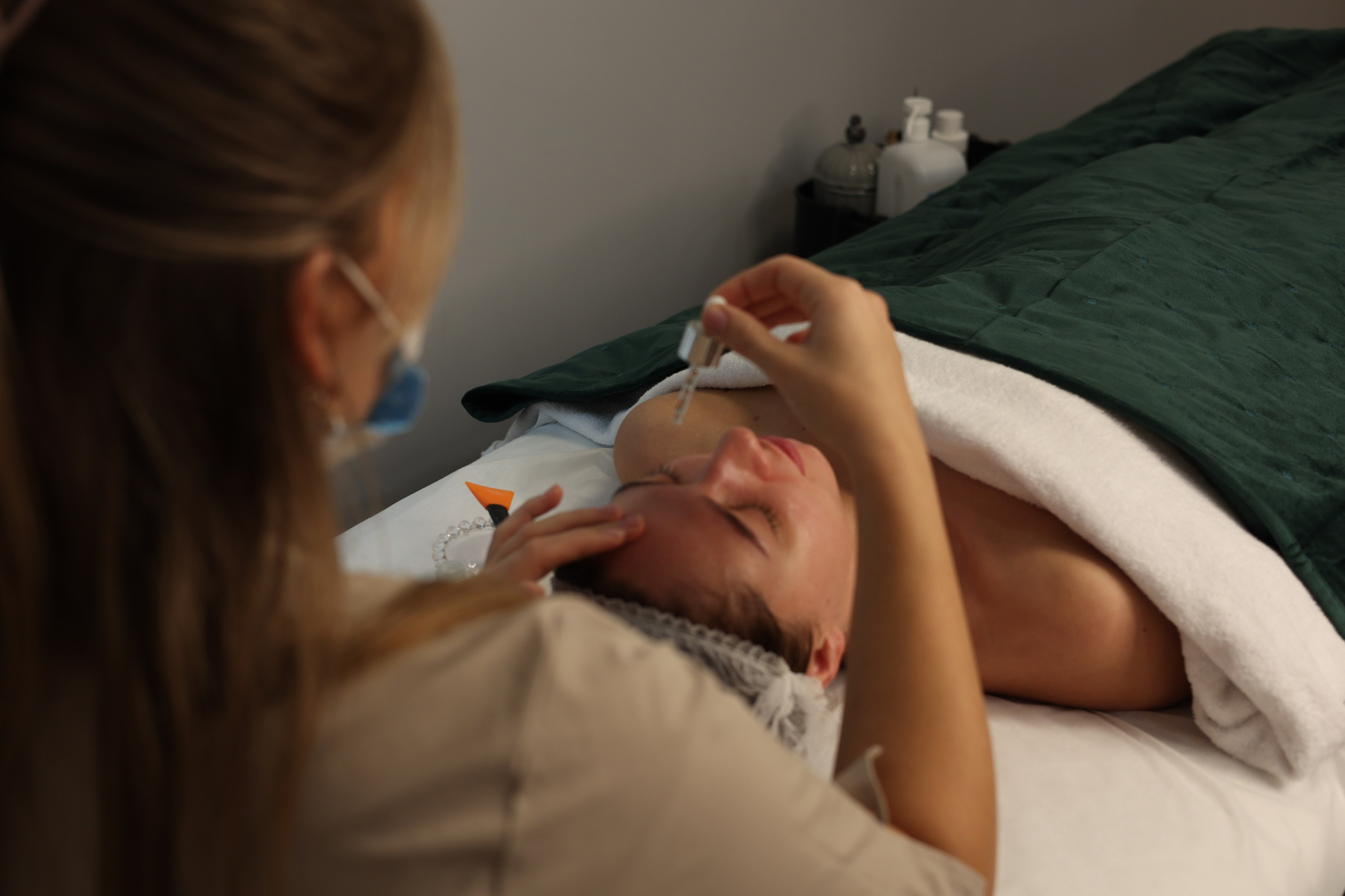 COSMETOLOGIST — Diana. Main