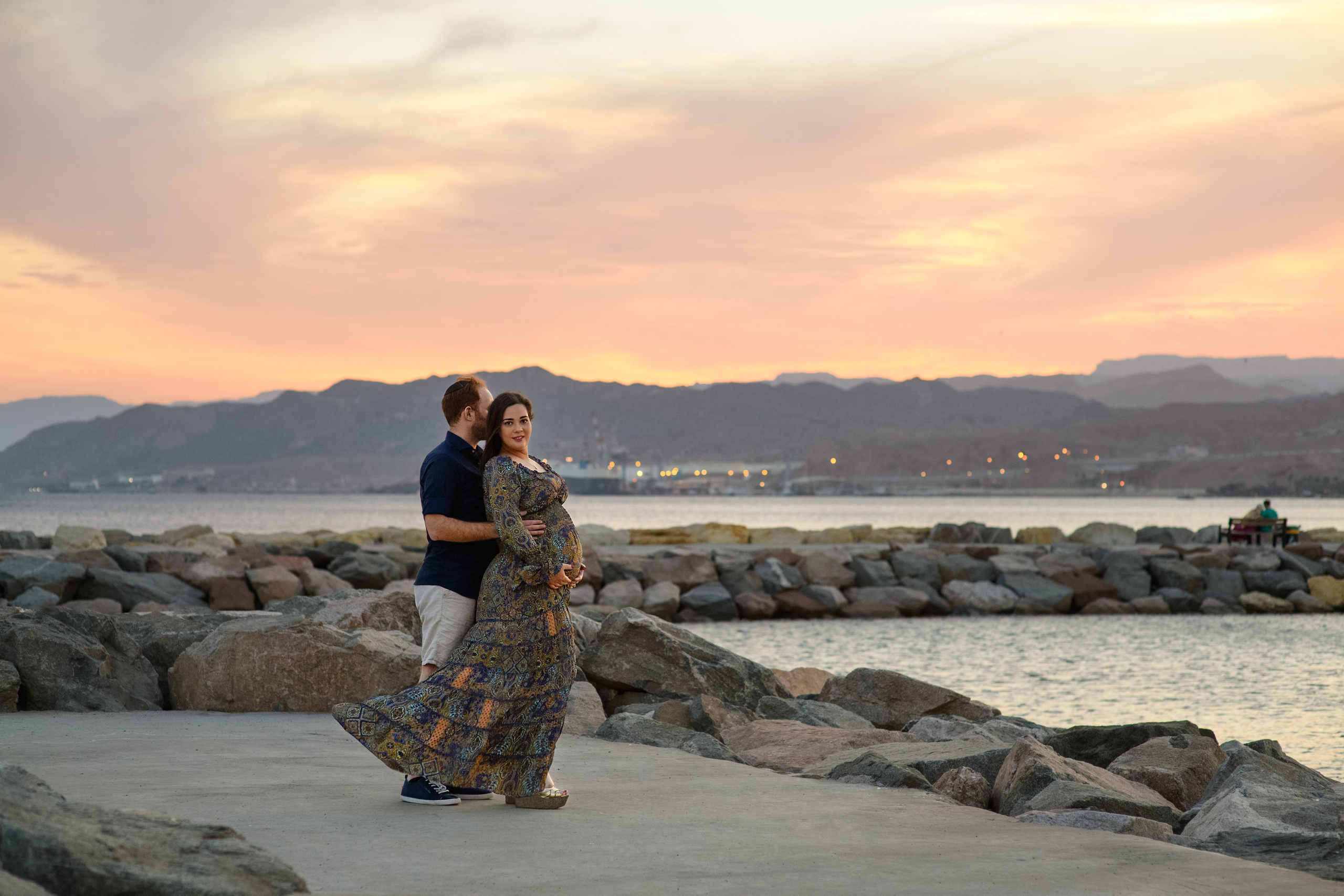 Pregnancy photoshooting for Saul and Jessica at sunset on the Red Sea. צלמת משפחה ילדים הריון וסיפורי אהבה באילת ישראל אולגה אמצ'יסלבסקי