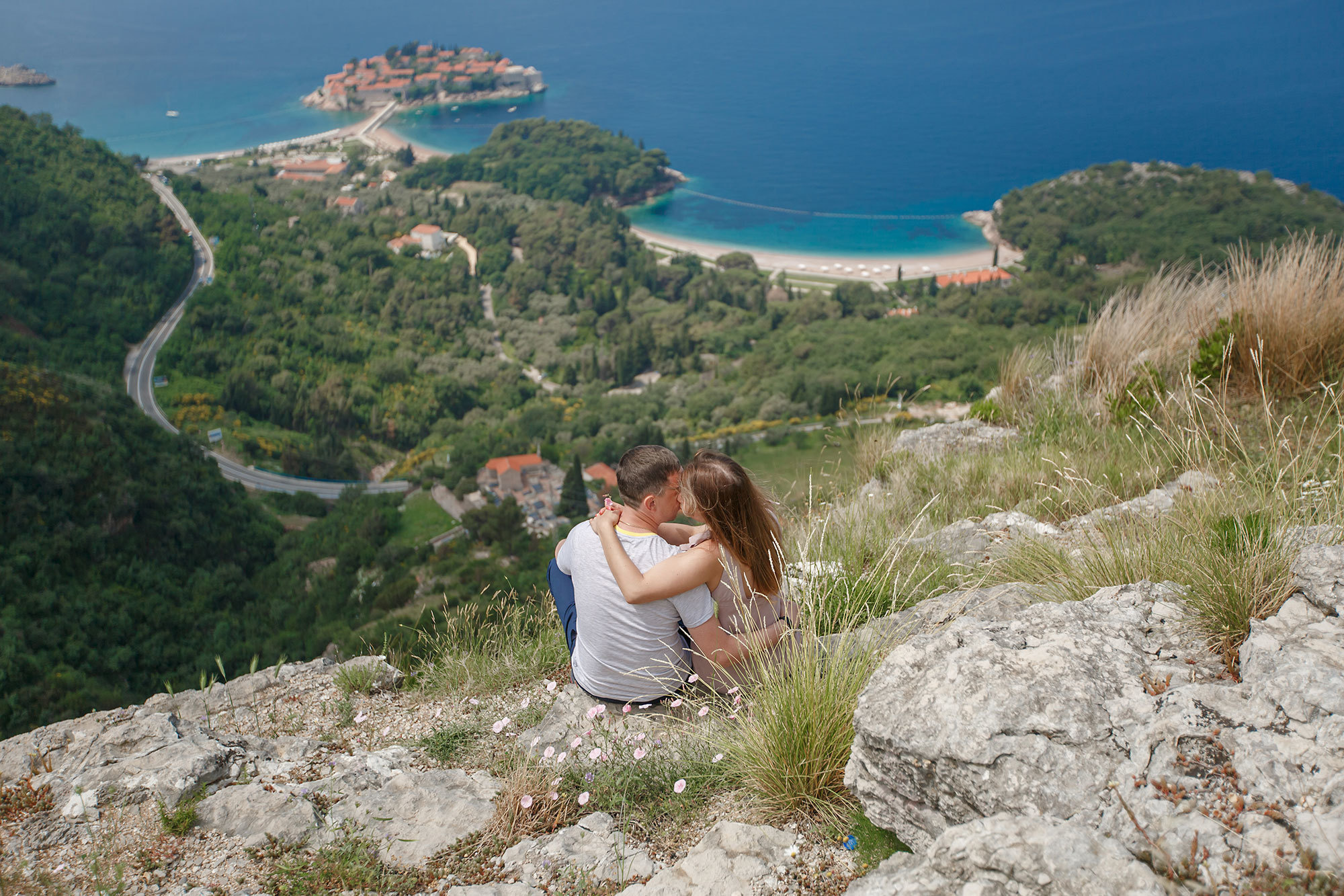 Schönheit der Bucht von Budva und der Insel Sveti-Stefan