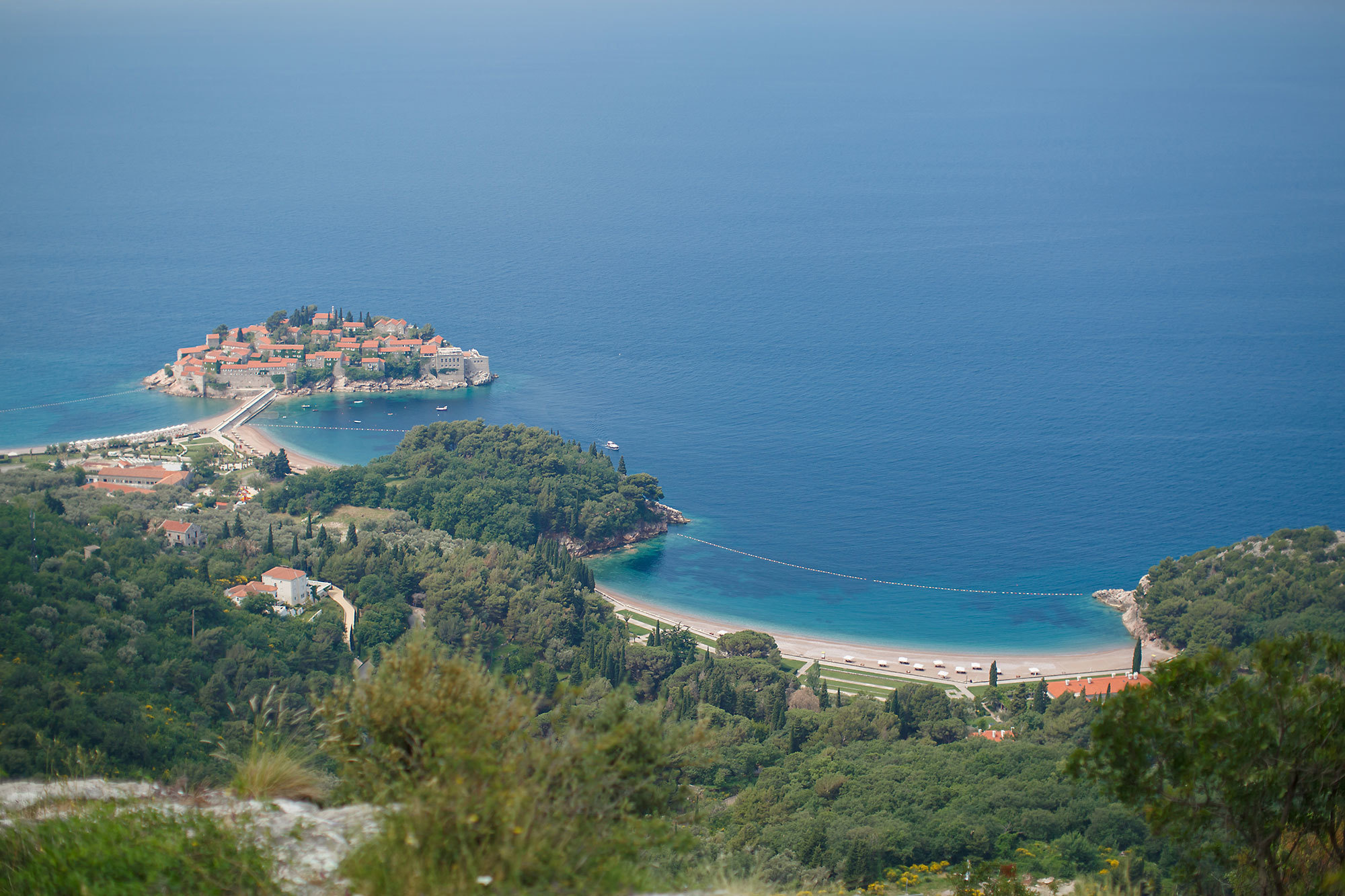 Schönheit der Bucht von Budva und der Insel Sveti-Stefan