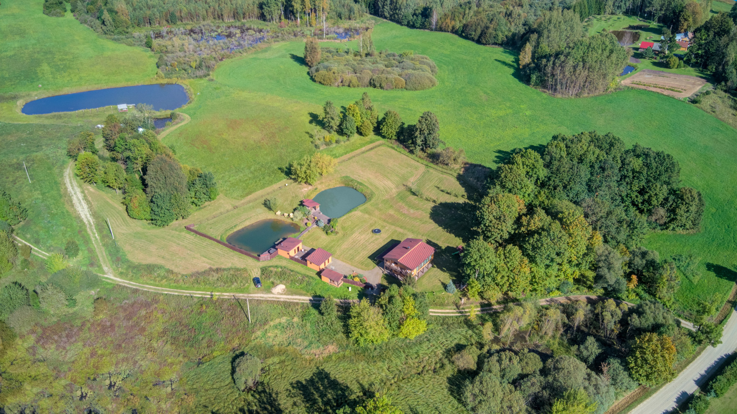 Sadyba Vinliaus r. prie ežero. Elina Sapiega fotografė Vilniuje