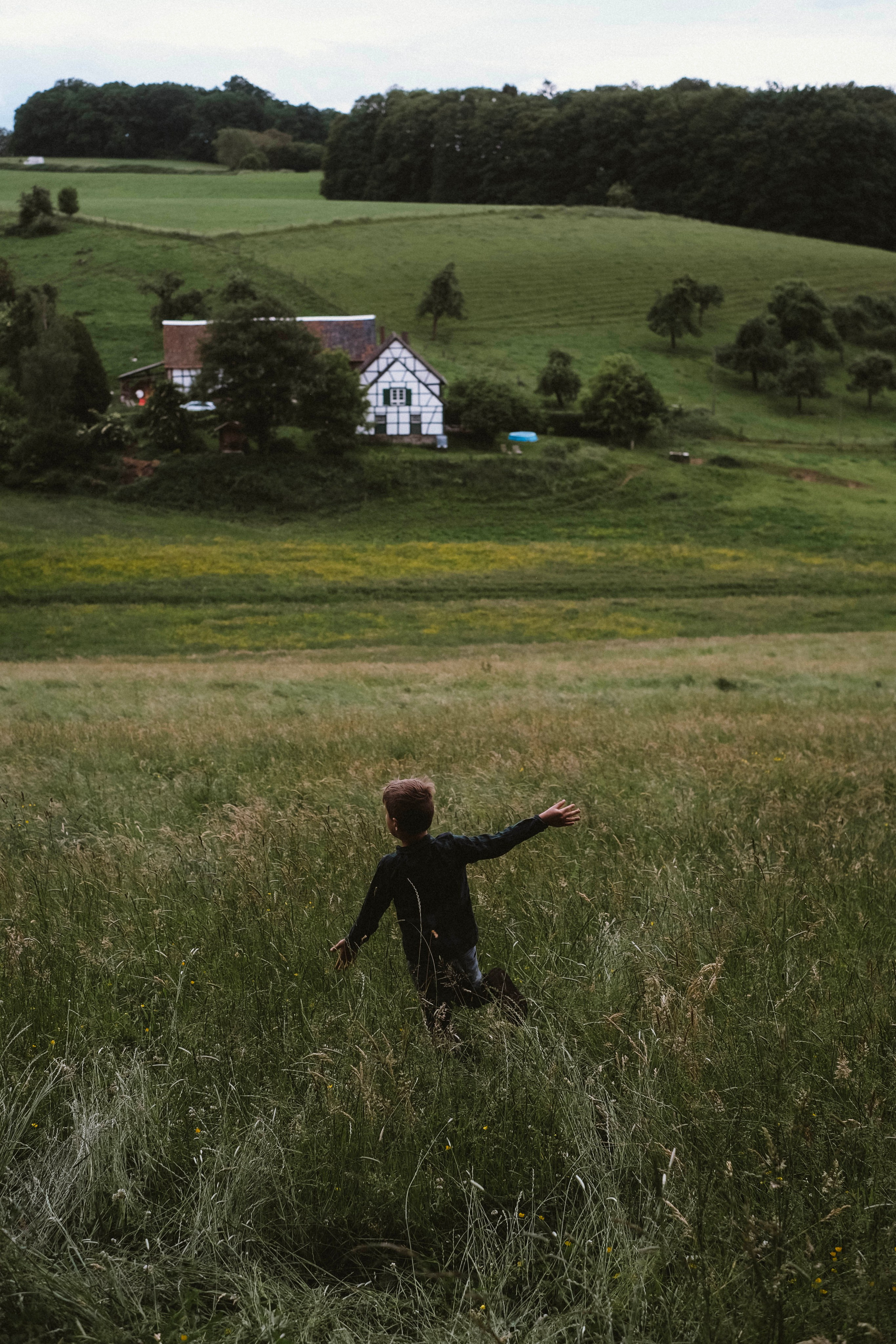 One year in a 500 years old house. Authentische Familienfotografie in Köln