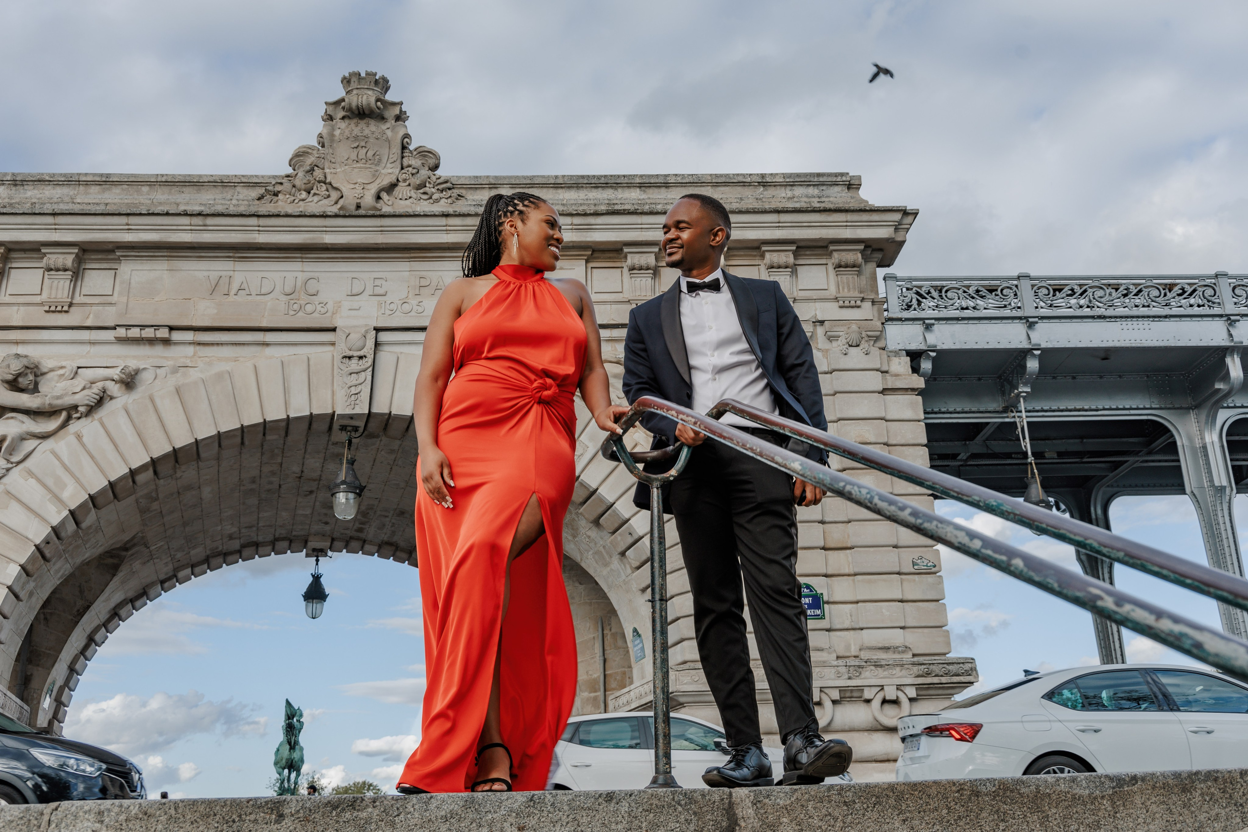 Bir-Hakeim Bridge in Paris — The Iconic Location for Luxury Proposal & Elopement Photography. Photographe à Paris